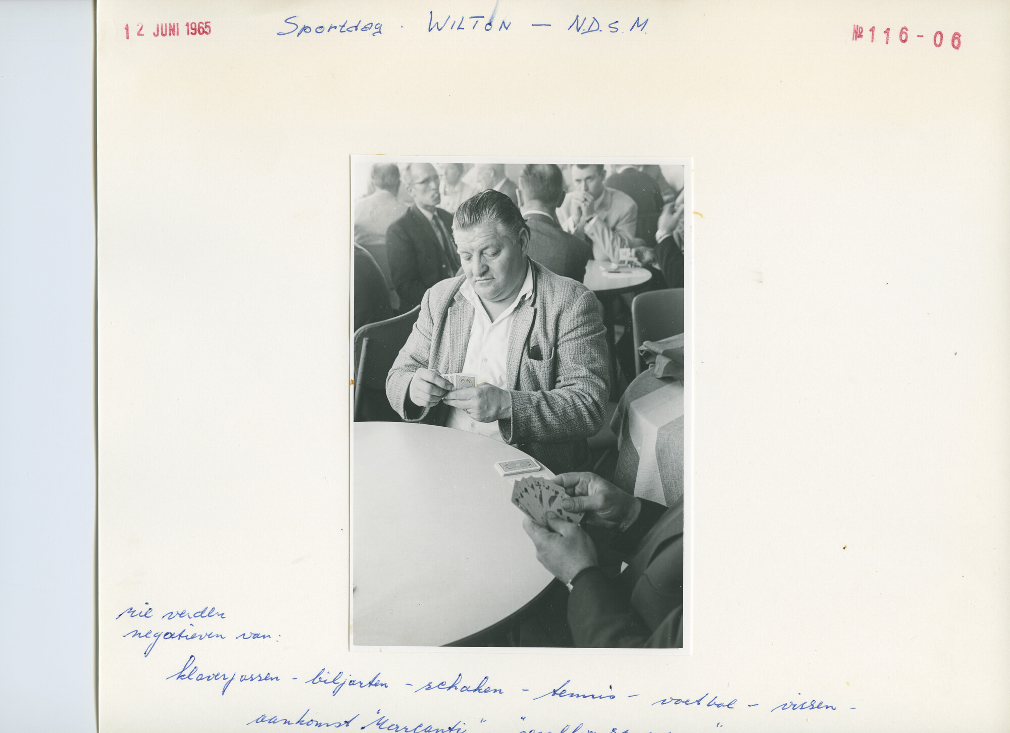 S.5444(4469); Foto van sportdag; klaverjassen; foto