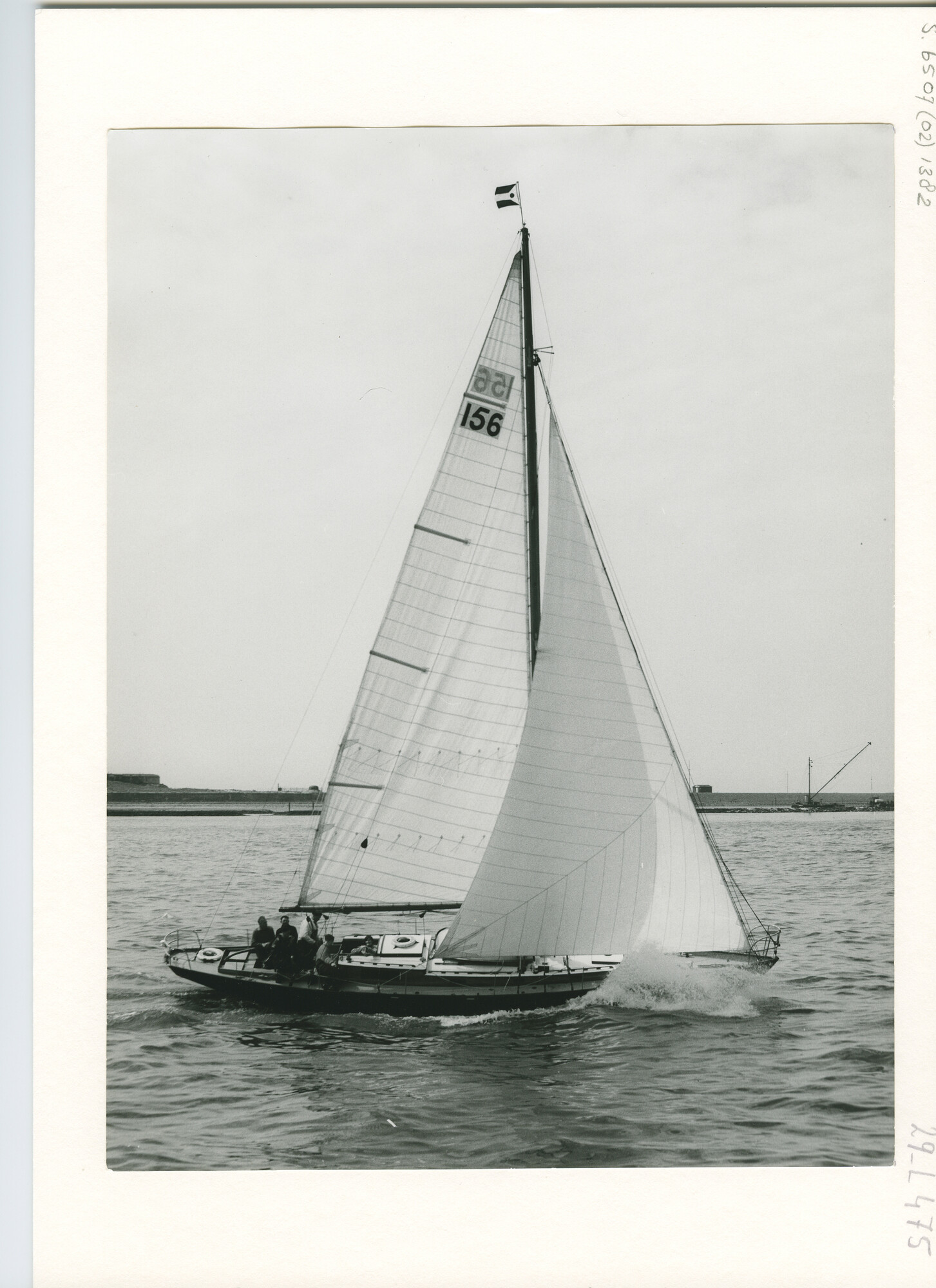 S.6507(02)1382.06; Zwart-wit foto van deelnemers aan de Hoek van Holland-Harwich-race aan de wind; foto
