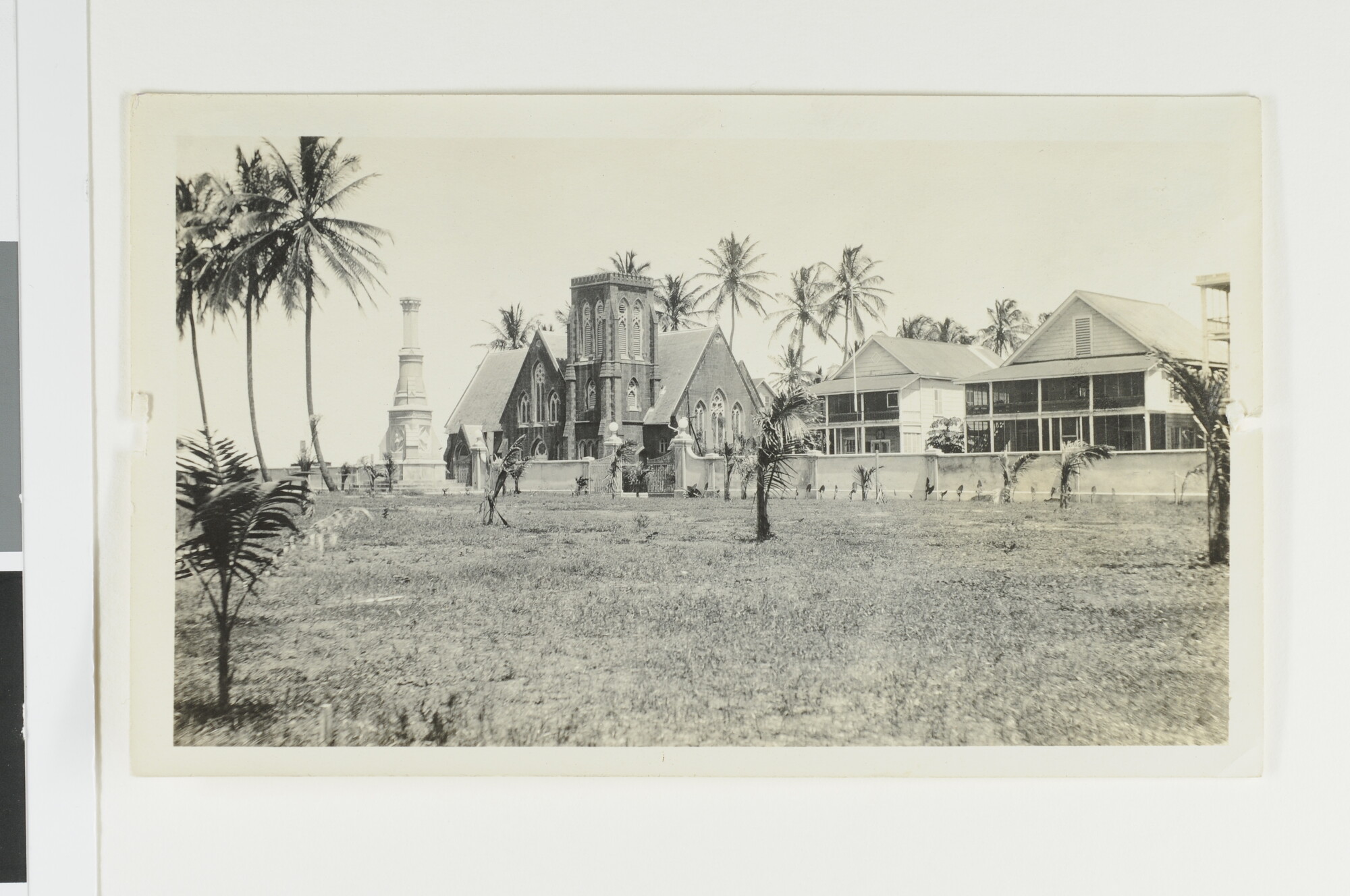 S.1422(02); Het Panamakanaal: gedenkteken en Engelse Kerk te Colón, circa 1913; foto