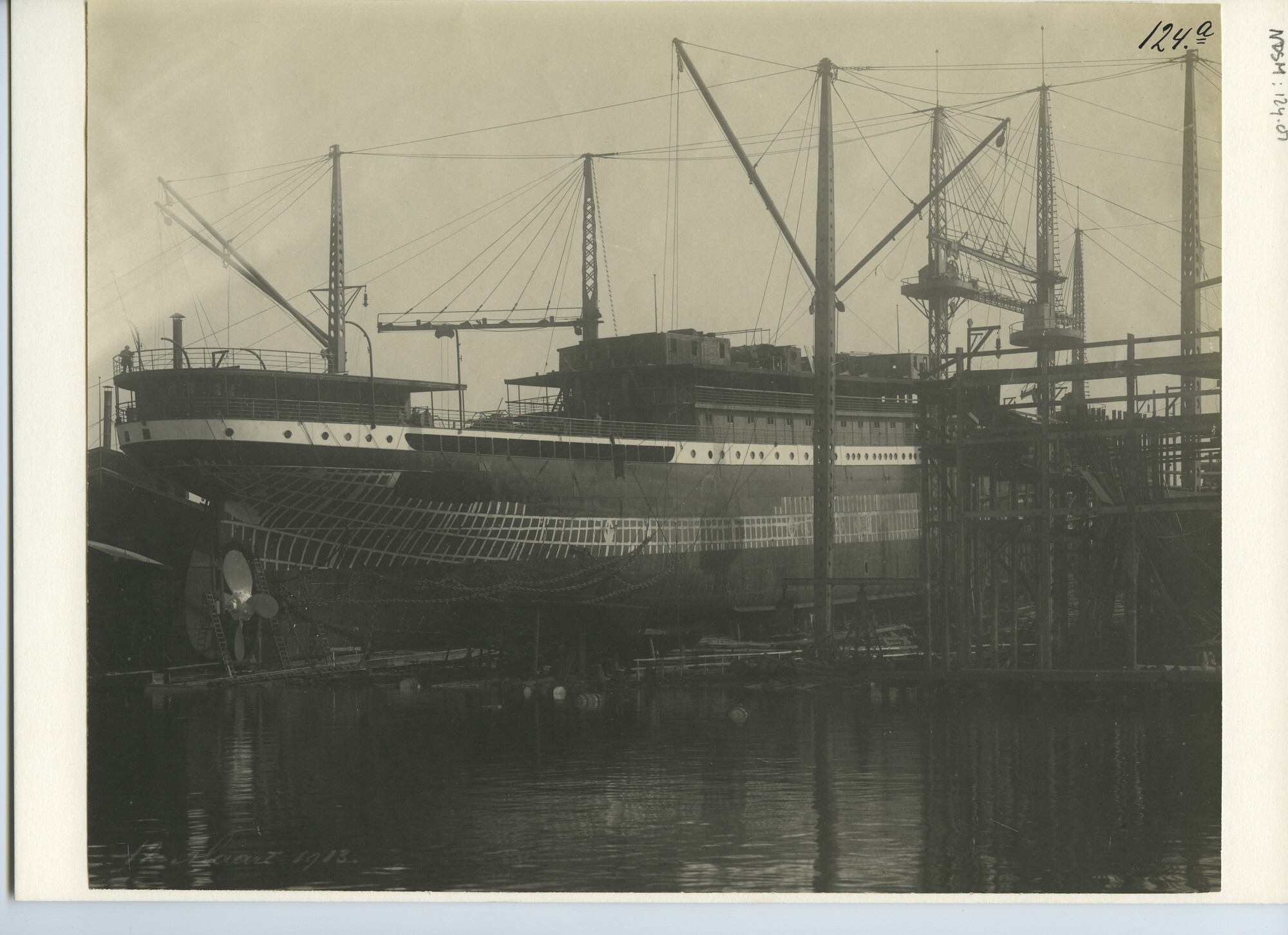 S.5444(0364)4; Foto van de tewaterlating van het vracht-passagiersschip ss. Houtman; foto