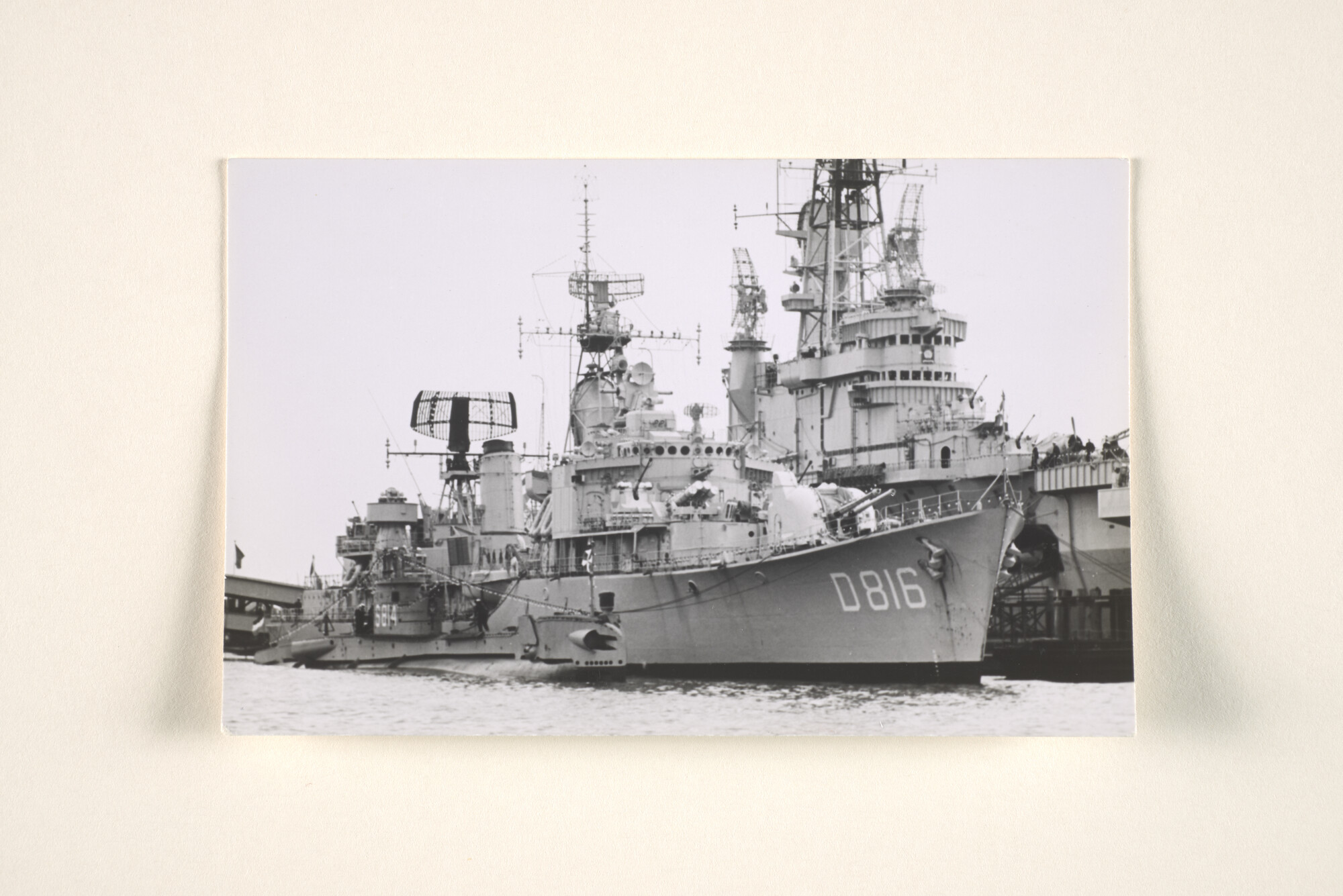 1995.1462; De onderzeebootjager Hr.Ms. Drenthe (D 816) afgemeerd in de haven van Hamburg; foto
