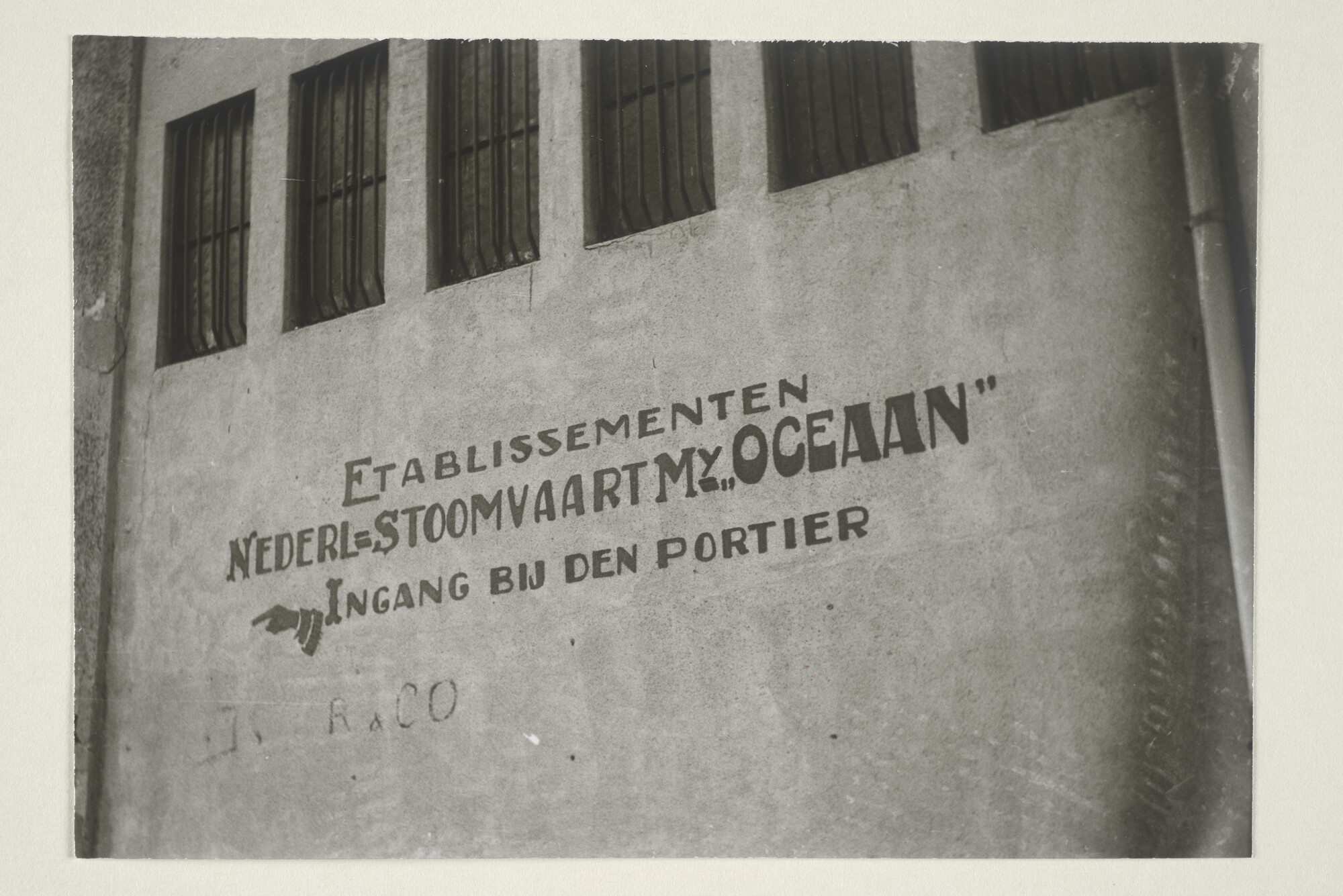 2000.2613; Opschrift op een muur van het etablissement van de Nederlandse Stoomvaart Maatschappij Oceaan aan de Borneokade te Amsterdam; foto