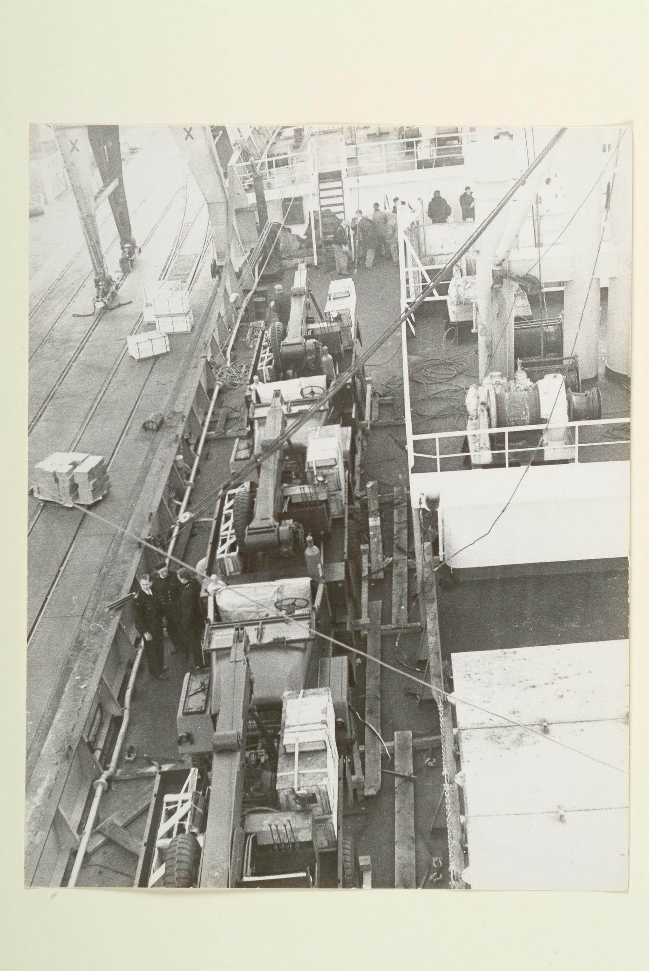 S.7032(017); Het hijsen van militaire kraanwagens uit de USA vanaf het vrachtschip ms. Woltersum van de NV Stoomvaart Maatschappij 'Oostzee'; fotoreportage