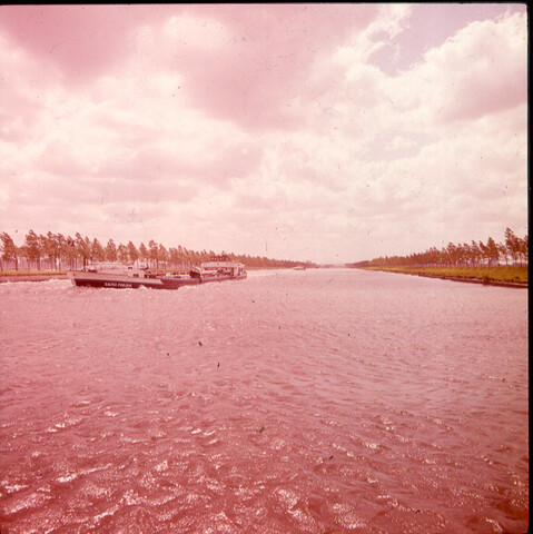 S.9100(2238); Dia van het Amsterdam-Rijnkanaal. Kanaal met tanker, bij Nigtevecht; diapositief