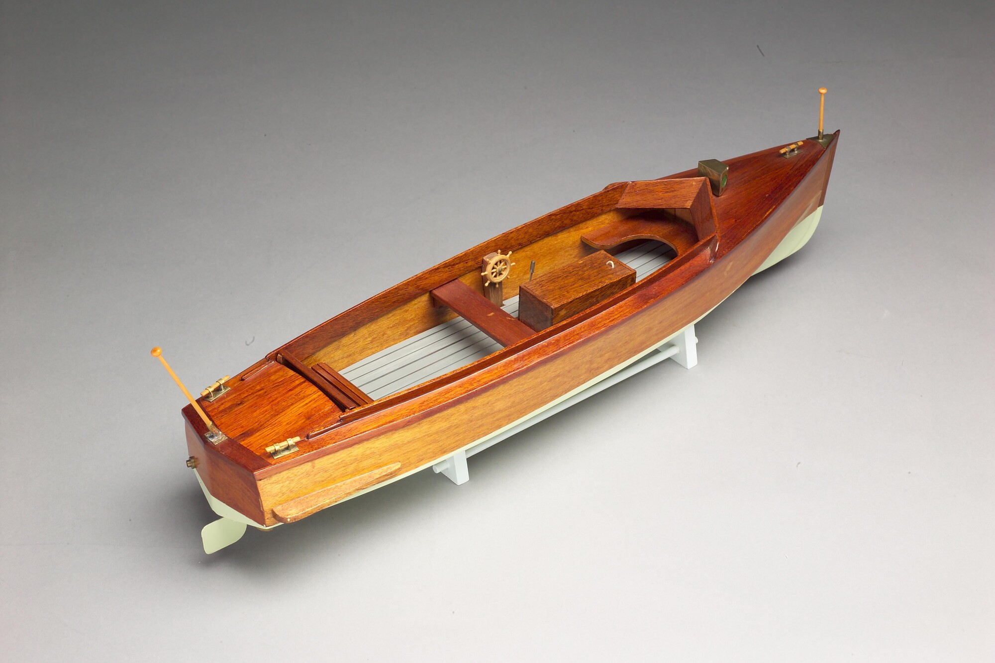 A.5425; Model van een snelle open motorboot; scheepsmodel