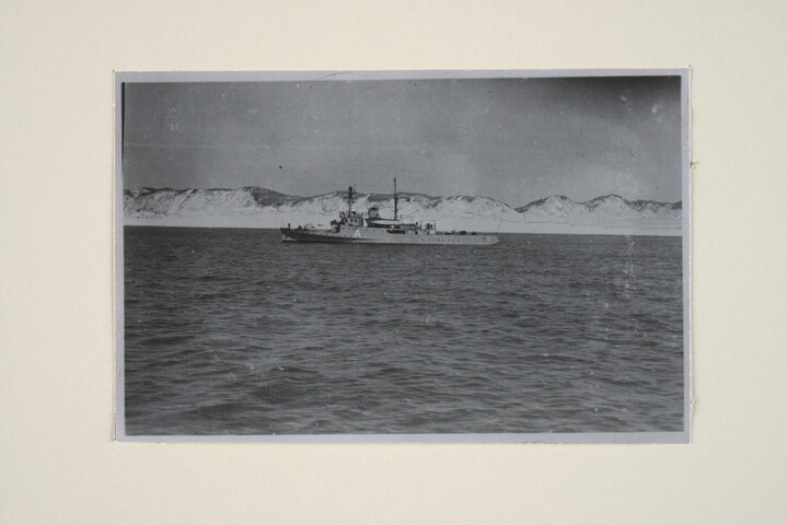 1994.6301; De mijnenveger Hr.Ms. Jan van Amstel onder de Hollandse kust; foto