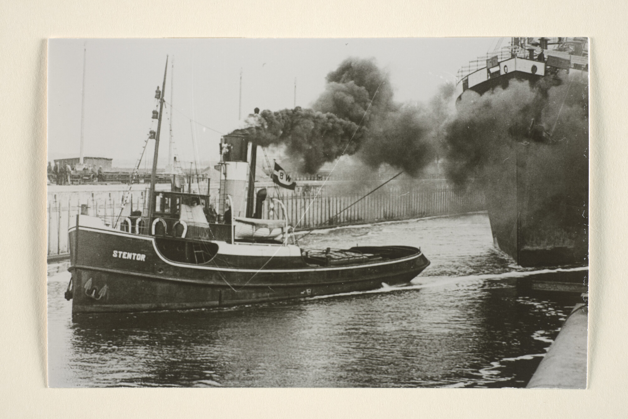 1996.3451; De sleepboot 'Stentor' van NV Bureau Wijsmuller sleept het mailschip ms. 'P.C. Hooft' van de SMN - uit de sluis van IJmuiden; foto