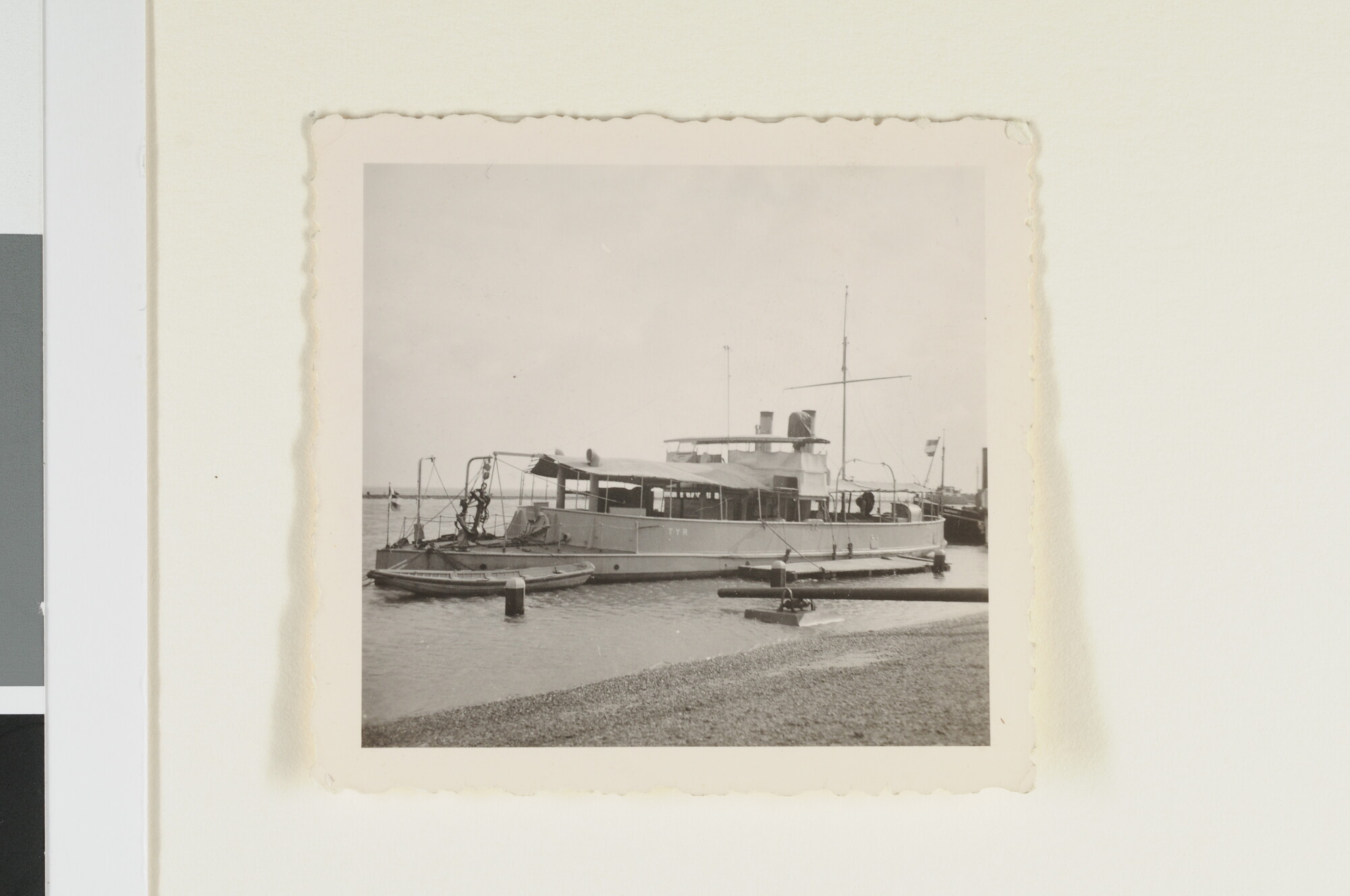 S.4380(04)400; De stoomkanonneerboot Hr.Ms. 'Tyr' afgemeerd aan het Nieuwe Diep (Den Helder); foto