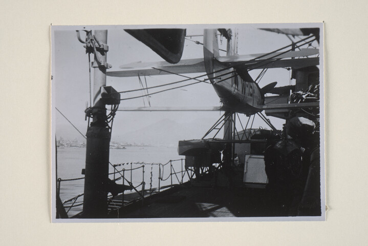 1994.6318; De kruiser Hr.Ms. 'Java', na modernisatie, op reis naar Nederlands-Indië, afgemeerd te Napels; foto