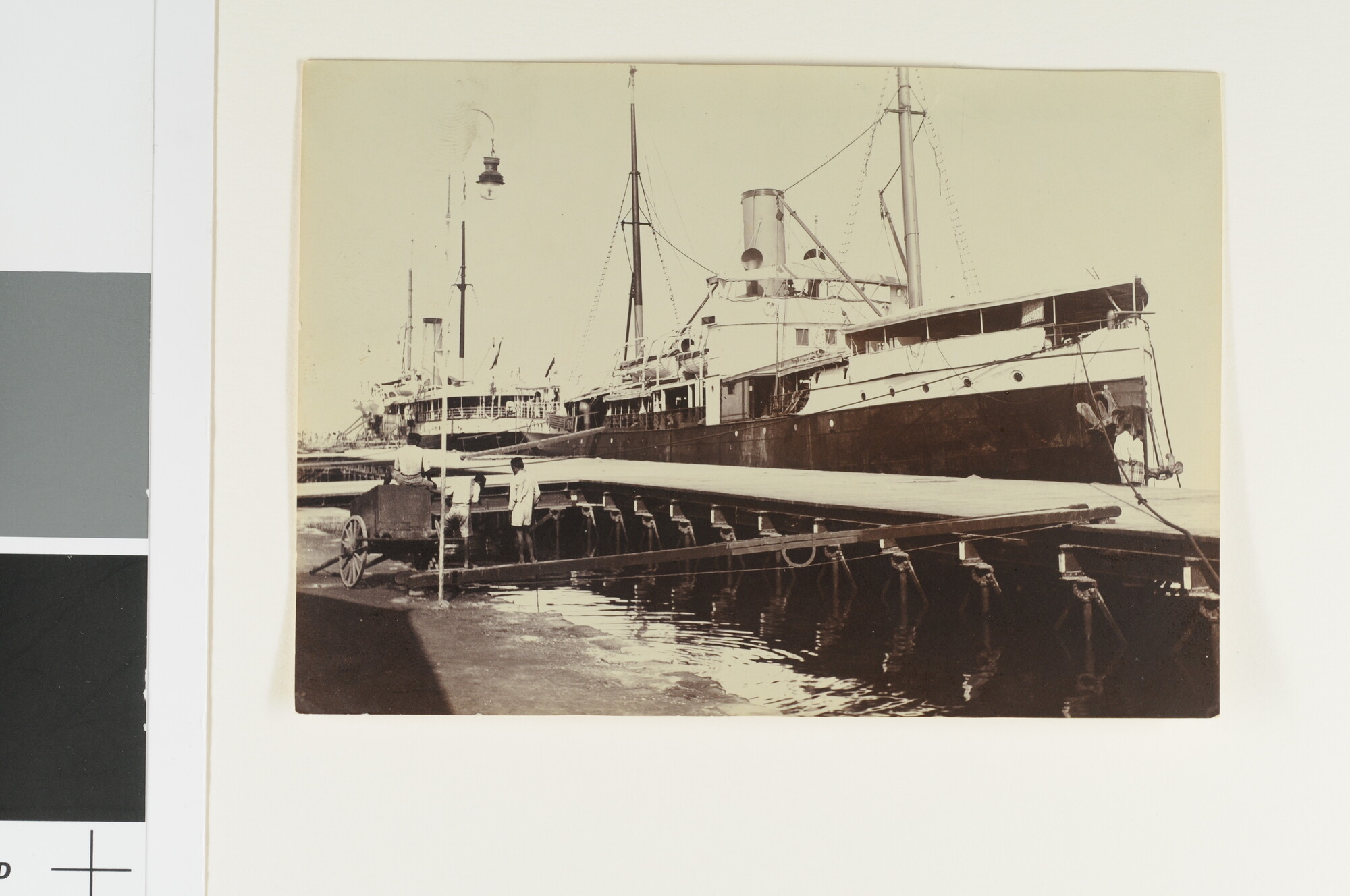 S.4426(031); Het ss. 'Van der Lijn' aan de steiger te Makassar; foto