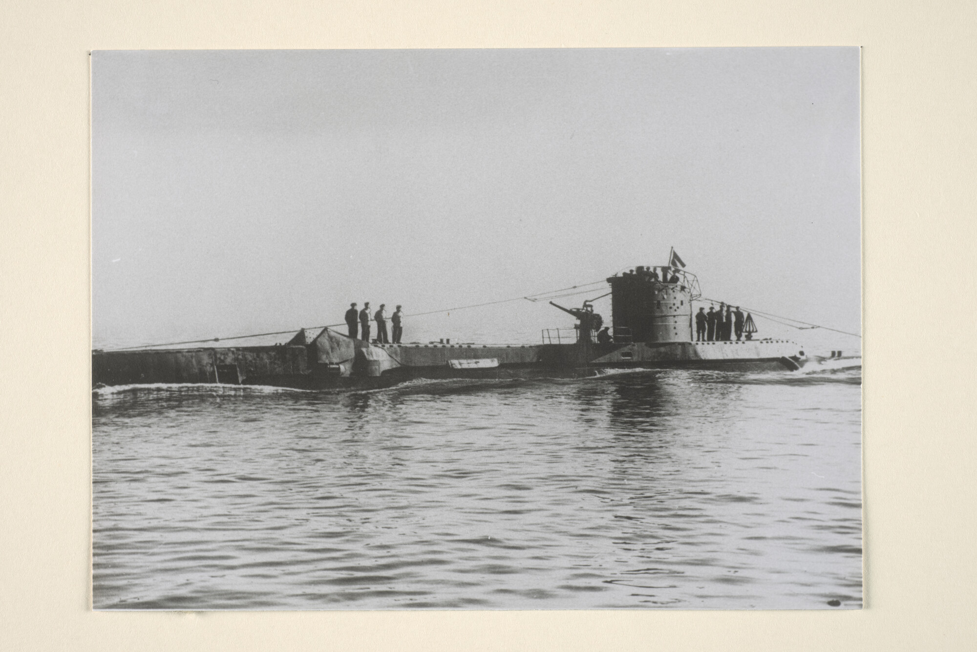1994.7095; De onderzeeboot Hr.Ms. Dolfijn (ex- HMS Taurus van de Britse U-klasse) aan de oppervlakte [...]; foto