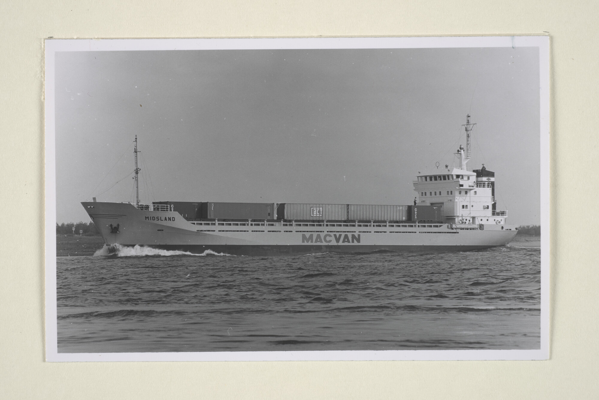 1998.1511; Het containerschip ms. 'Midsland' van Nievelt goudraan & Co BV; foto