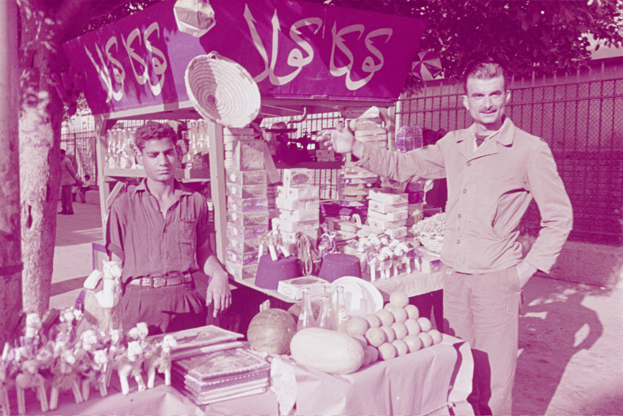 2015.0447; Dia van marktlieden met hun handelswaar in een straat in Port Said; diapositief