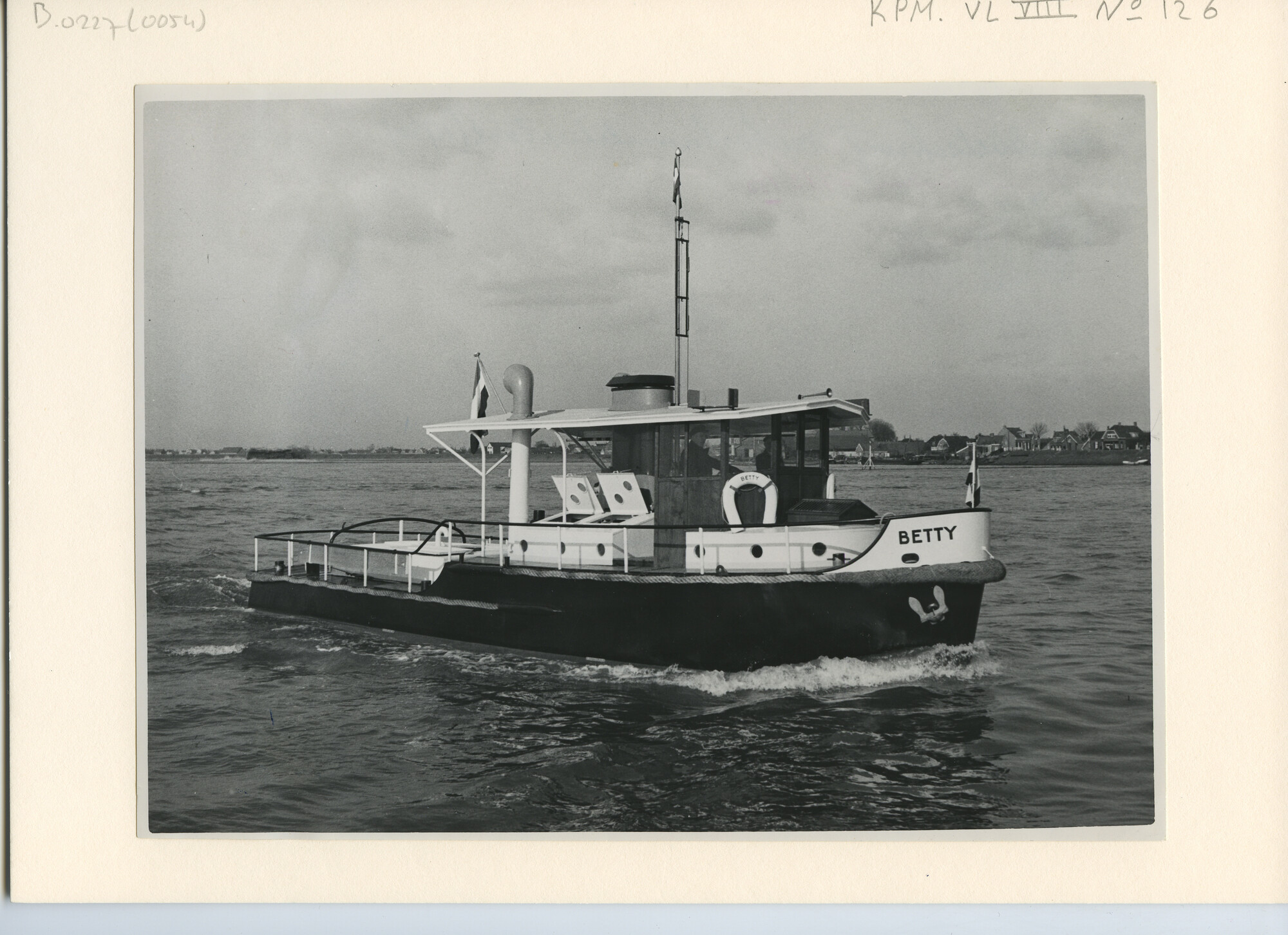 B.0227(0054); Foto van de riviersleepboot ms. Betty, bestemd voor het slepen van twee palmolie-lichters in Indonesië, tijdens de proefvaart; foto