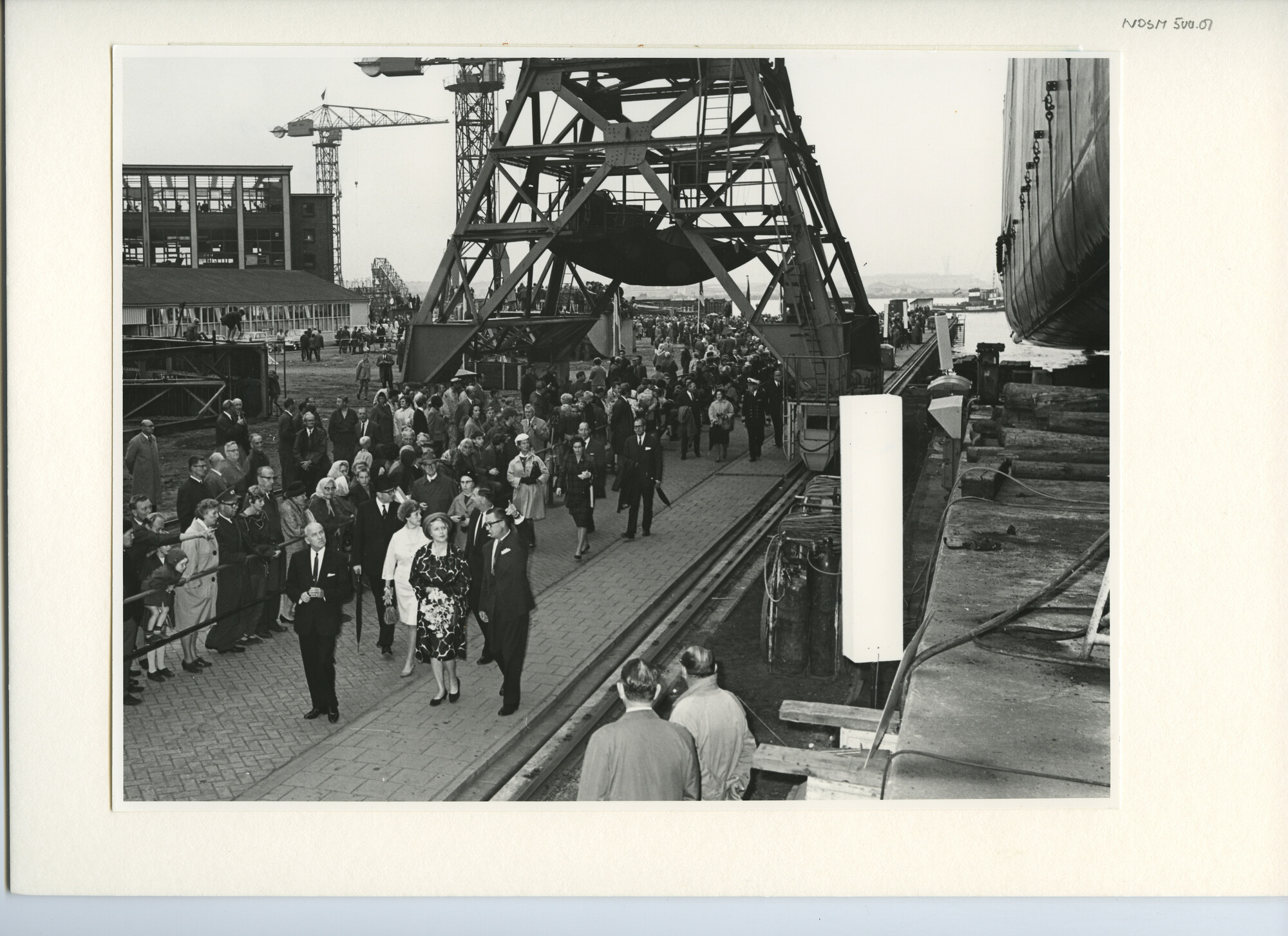 S.5444(2895)3; Foto van de tewaterlating van de tanker ts. Dione; foto