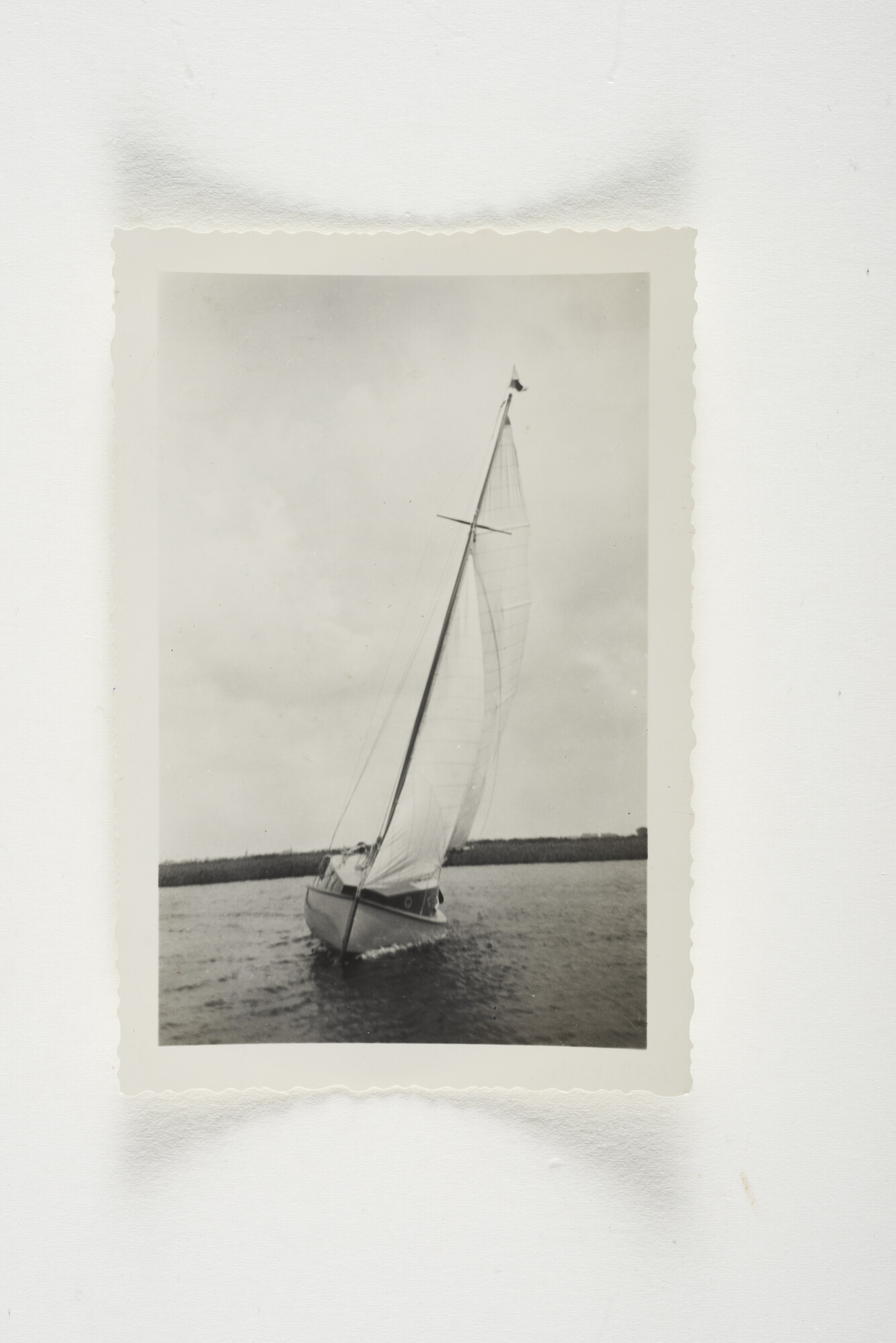 2012.1014; Zwart-wit foto van een zeilscheepje; foto