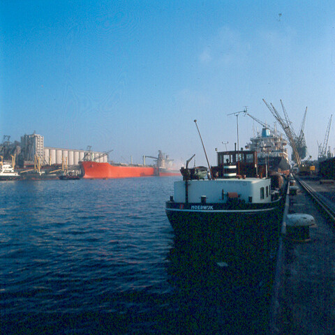 S.9100(6511); Havengezicht in Amsterdam (Vlothaven); diapositief