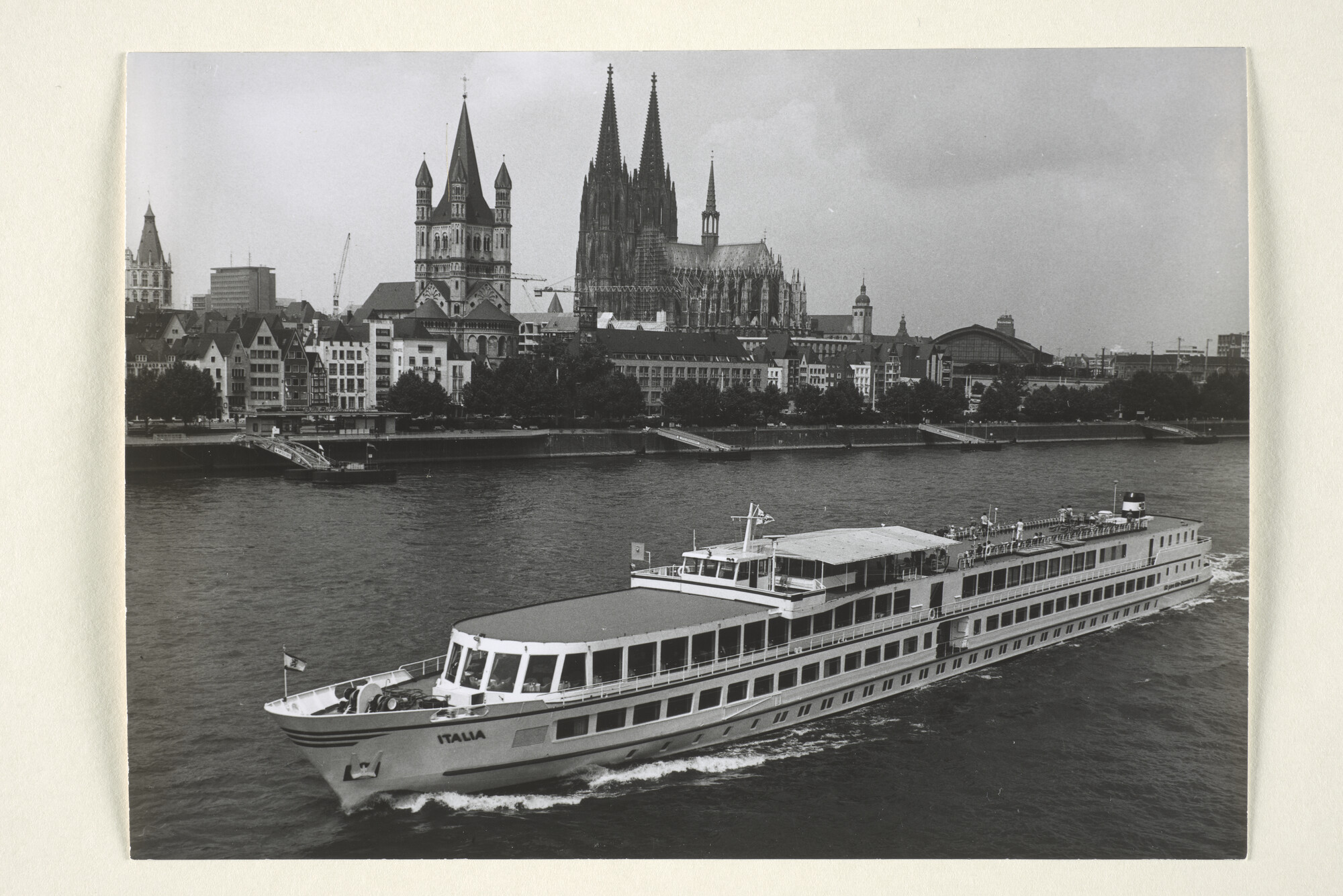 1997.4194; Het Rijncruiseschip 'Italia' van de K.D. German Rhine op de Rijn in Keulen met zicht op de herstelde stad met dom en Rijnfront [...]; foto