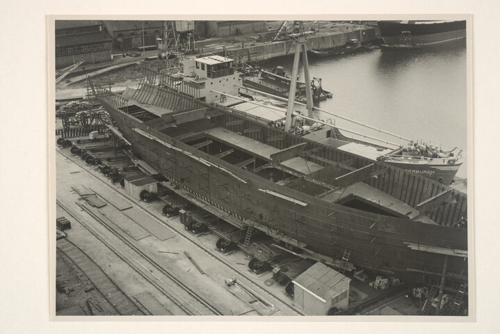 S.5219(12)0152; Foto's van de op de dwarshelling van de ASM in aanbouw zijnde Ierse vrachtschip ms. 'Balleygalley Head' gezien vanuit de hijskraan; fotoreportage