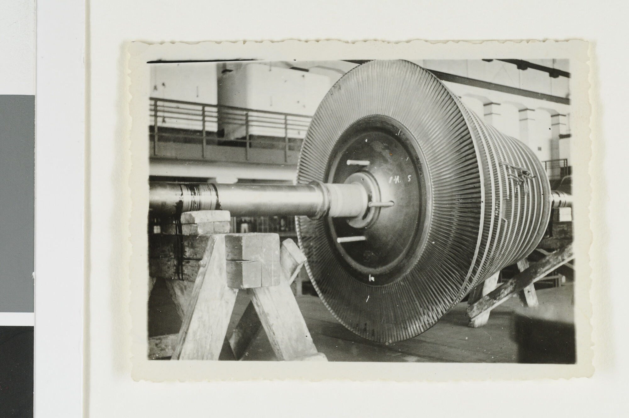 S.6952(19)47; Foto's een Zoëlly-turbine van 25.000 KWT voor de PGEM electriciteitscentrale in Nijmegen, opgesteld in de machinefabriek van Esser Wyss & Co; fotoreportage