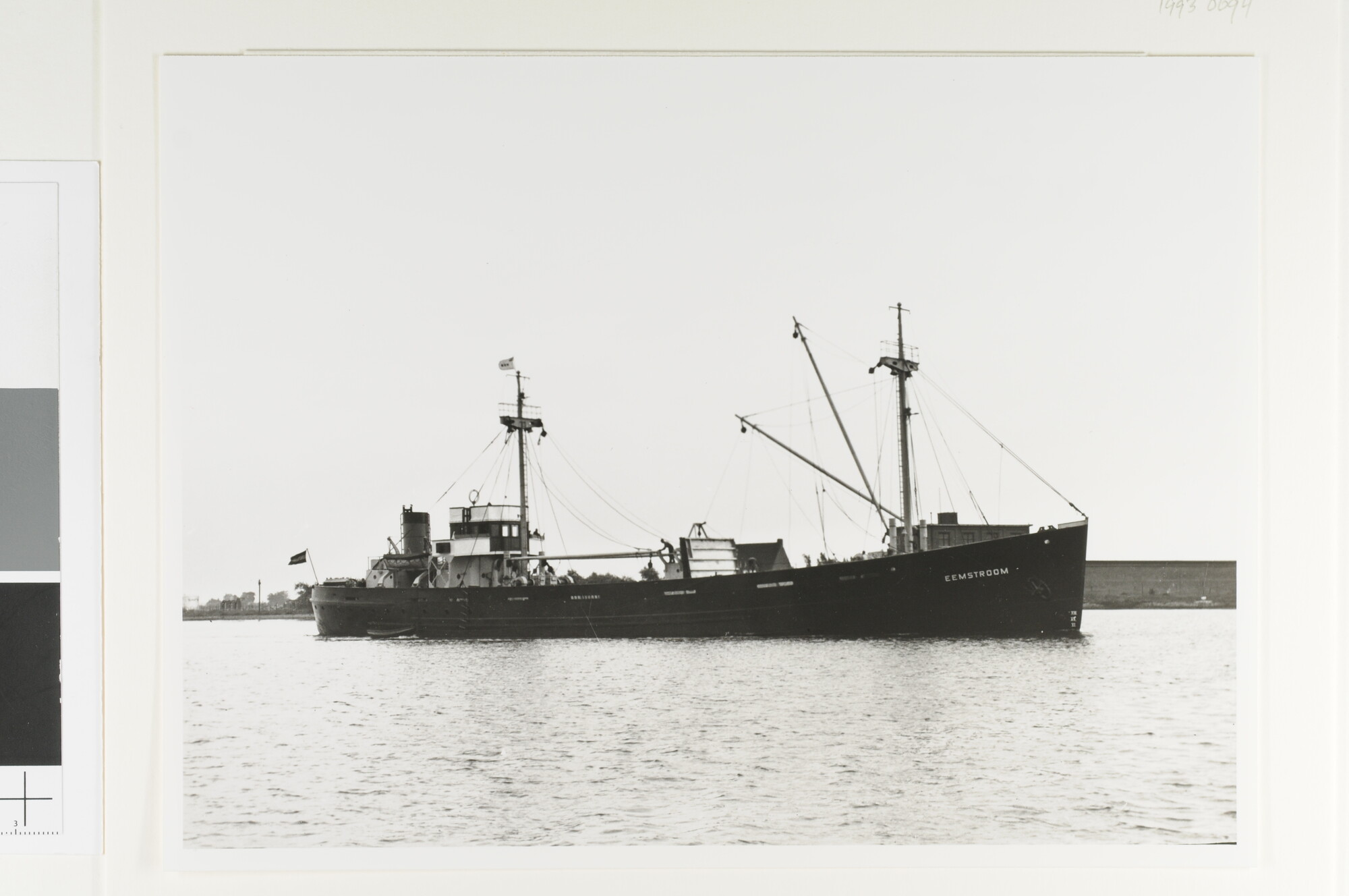 1993.0694; Het vrachtschip ms. Eemstroom van de Hollandsche Stoomboot Maatschappij in [...]; foto