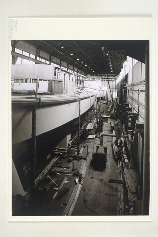 S.5219(12)0321; Foto's van de bouw van de houten ondiepwatermijnenveger Hr.Ms. 'Lacomblé' (M 870) gedeeltelijk in de bouwloods en gedeeltelijk op de langshelling van de ASM; fotoreportage