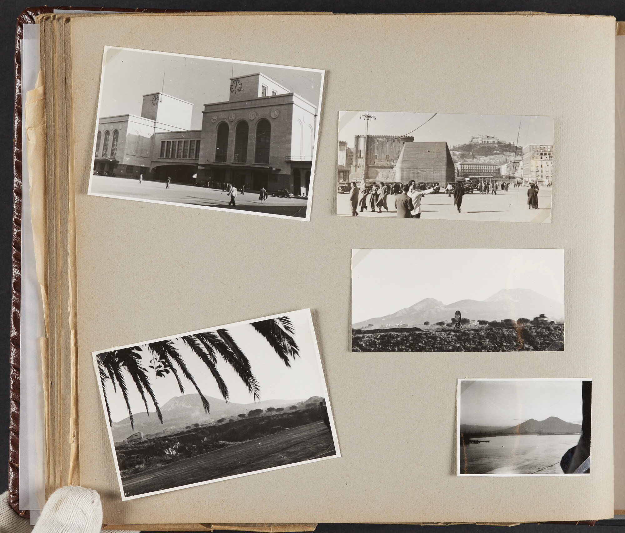 2019.0671; Fotoalbum van het echtpaar Jan van der Meer Mohr en Johanna van der Meer Mohr-van Ruler van hun reis op ms. Oranje van Tandjong Priok naar Amsterdam tussen 18 december 1953 en 7 januari 1954; fotoalbum