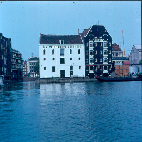 S.9100(8768); Dia van pakhuizen van Wijnhandel Atlantic, Amsterdam; diapositief