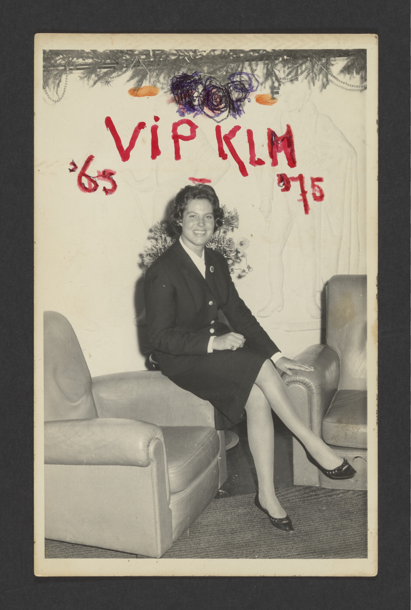 2023.0422; Zwart-wit foto, portret van assistent purser op ms. Oranje Freddie Knol, tijdens kerst 1963; foto