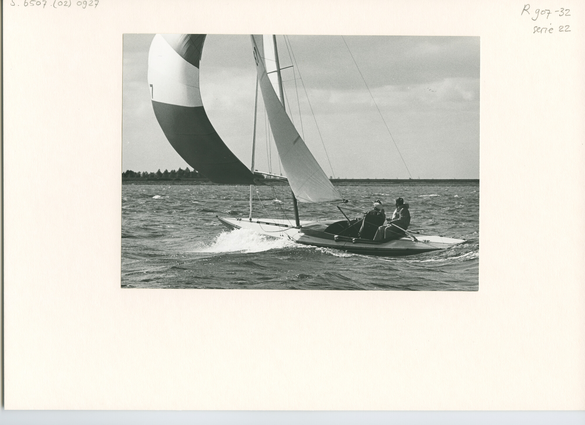 S.6507(02)0927.01; Zwart-wit foto van het Nederlands Kampioenschap Drakenklasse 1964 op het IJsselmeer voor Medemblik; foto