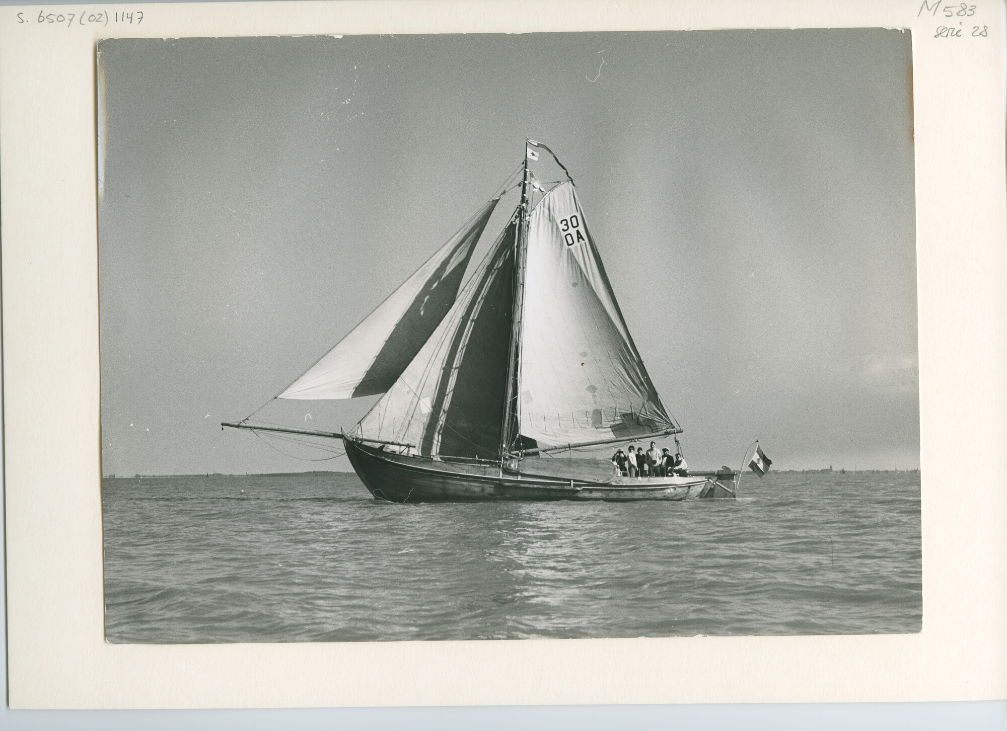 S.6507(02)1147.01; Zwart-wit foto van de botter 'Houtrib' (30 OA) met zwakke wind en met een frisse [...]; foto