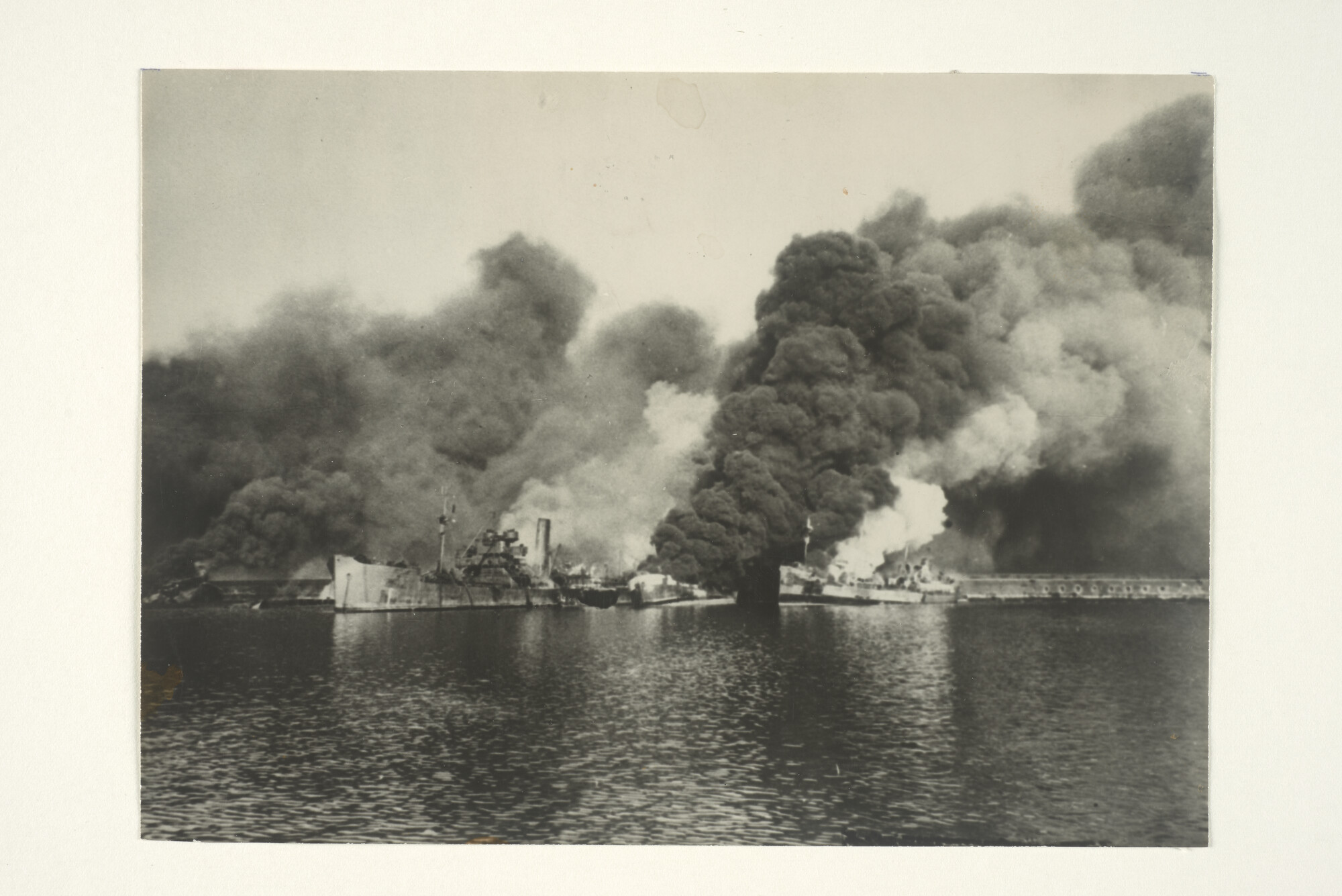 2000.3368; Foto's van de in brand staande Italiaanse haven Bari na een Duits luchtbombardement, december 1943; fotoreportage