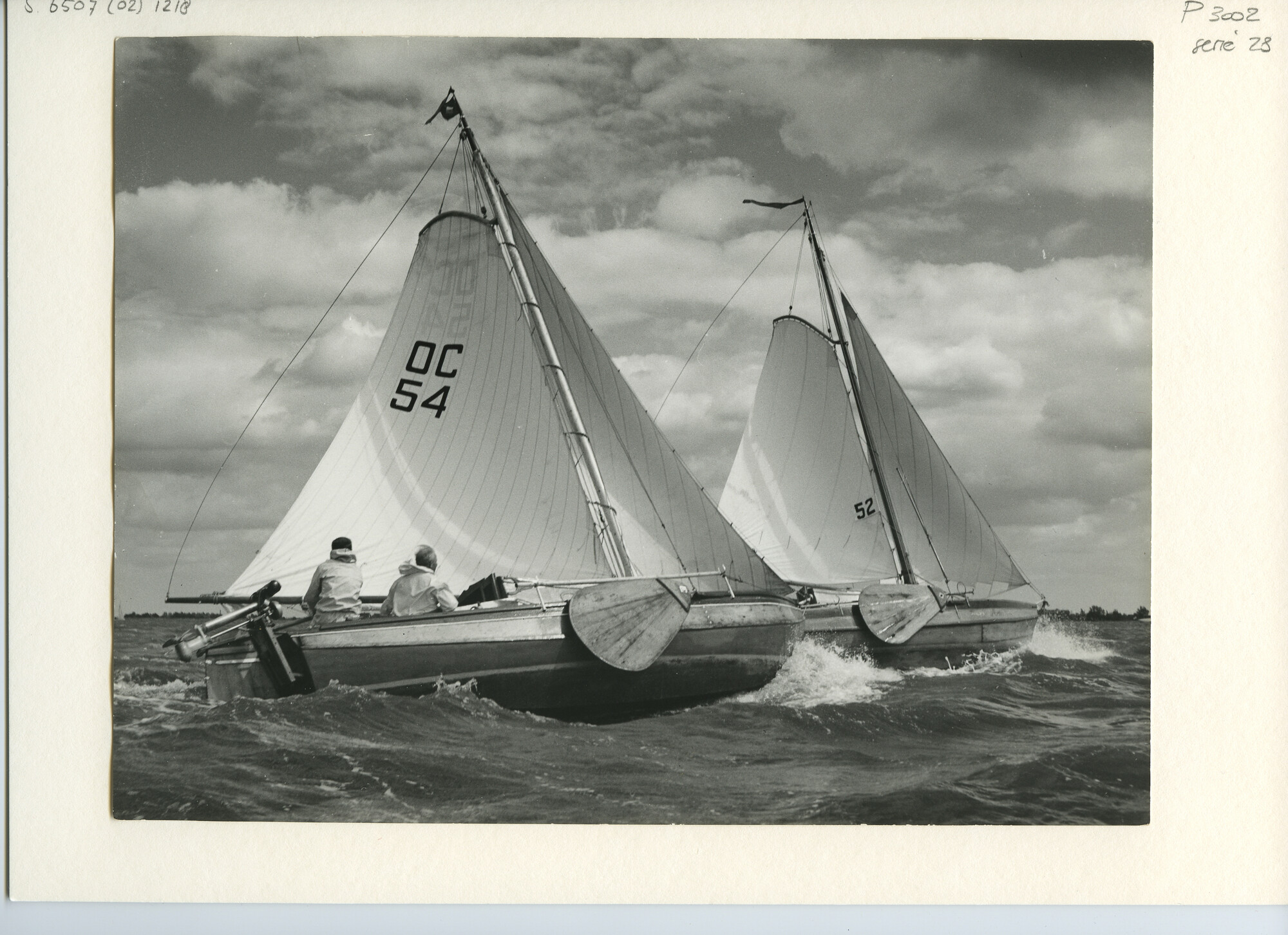 S.6507(02)1218.03; Zwart-wit foto van ronde en platbodemwedstrijden op de Westeinderplassen; foto