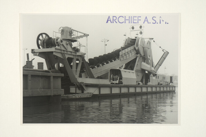 S.5219(12)0235; Foto's van de emmerbaggermolen 'Westgeul' gebouwd op de dwarshelling van de ASM; fotoreportage