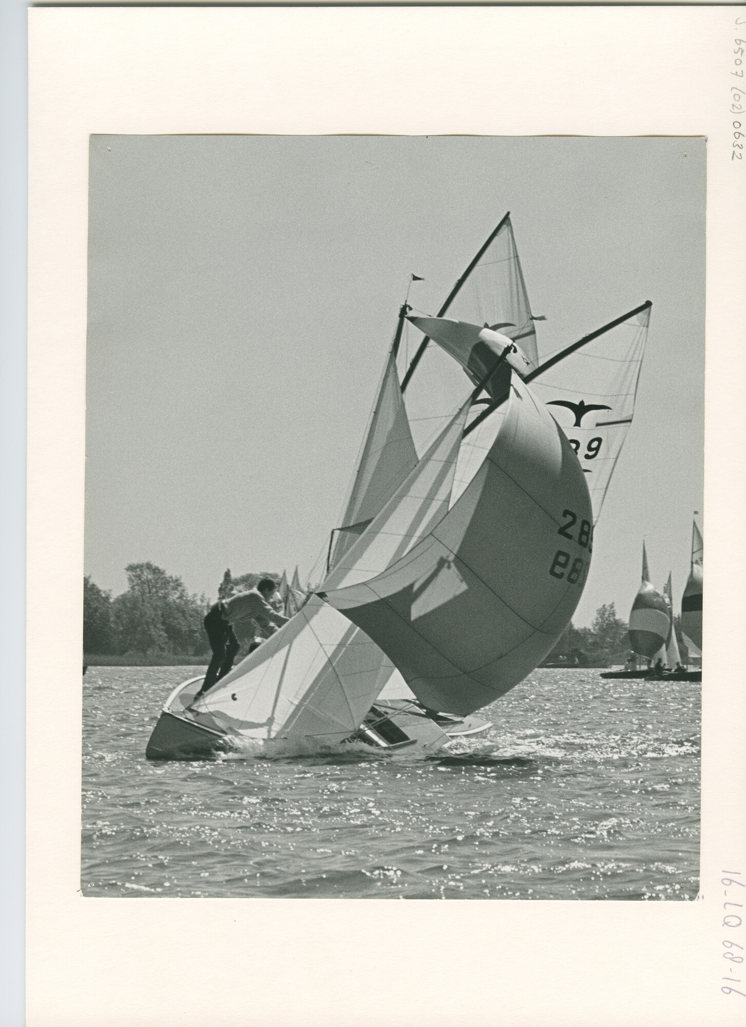 S.6507(02)0632.01; Zwart-wit foto van de Valkenklasse op de Reeuwijkse Plassen en het Braassemermeer; foto
