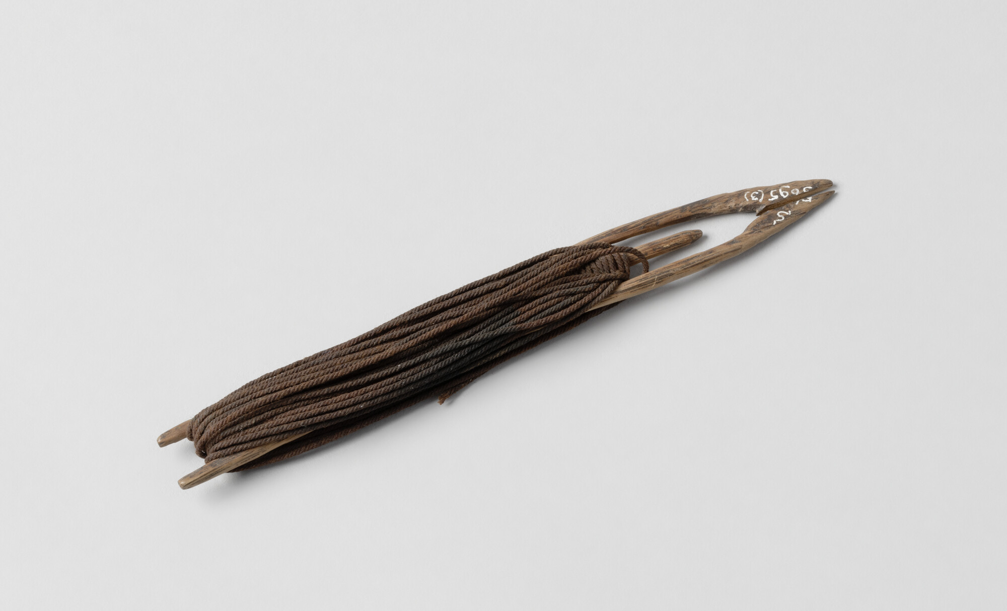S.5695(03); Spoel met garen; spoel