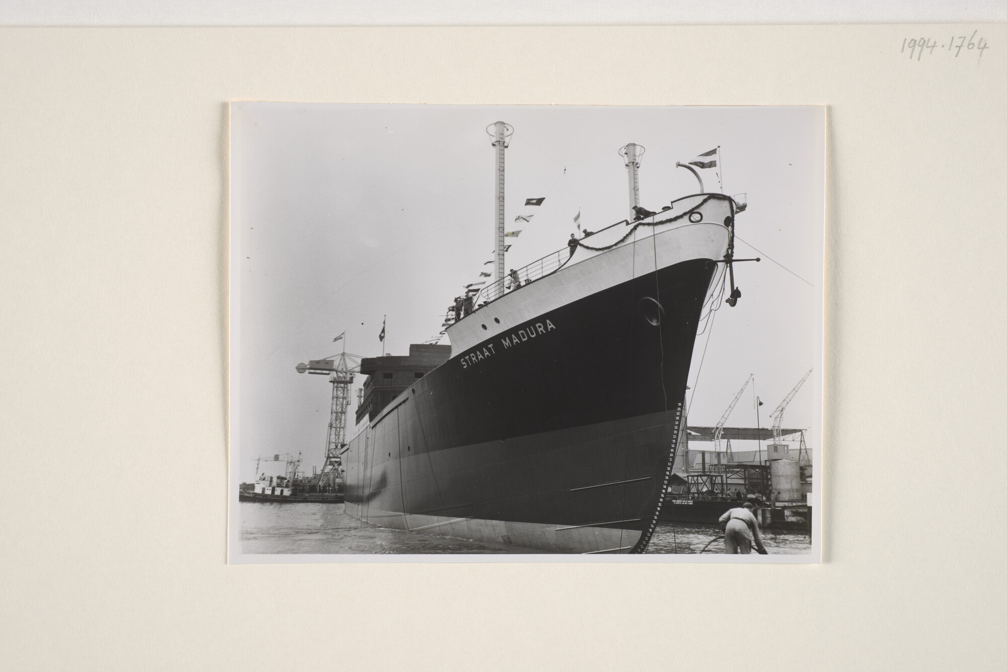 1994.1764; Foto's van de tewaterlating van ms. 'Straat Madura' van de KPM; fotoreportage