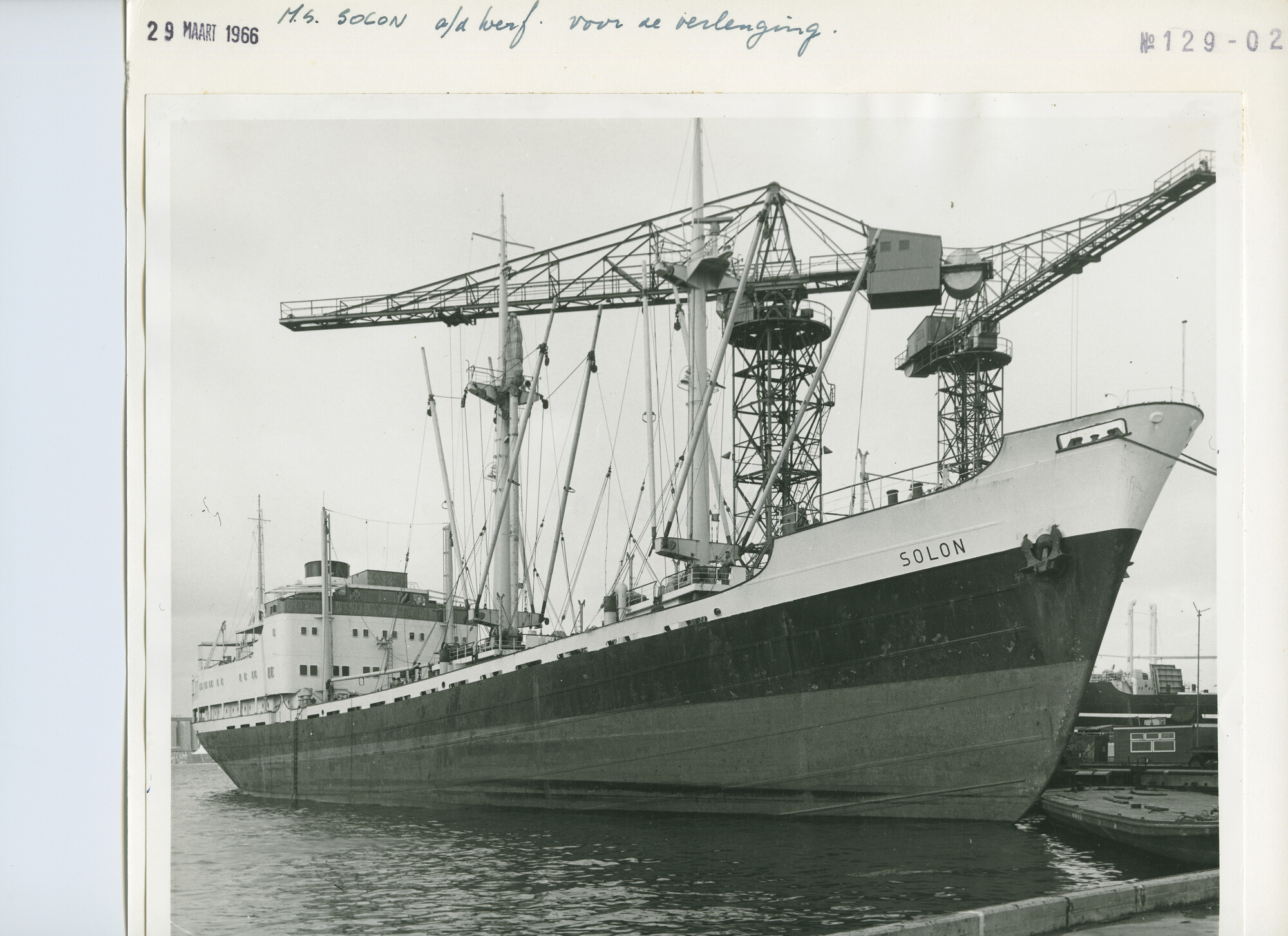 S.5444(4561)02; Foto van de verlenging van het vrachtschip ms. Solon van de KNSM; foto