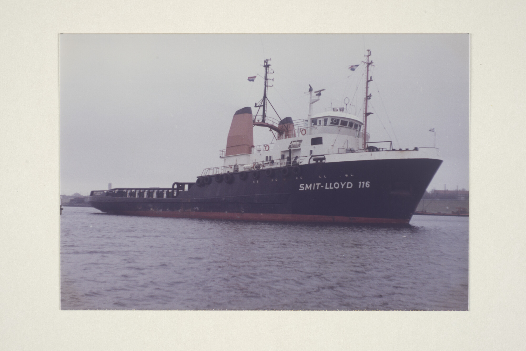 1997.4680; Kleurenfoto van het bevoorradingsschip 'Smit Lloyd 116' van Smit Lloyd BV; foto