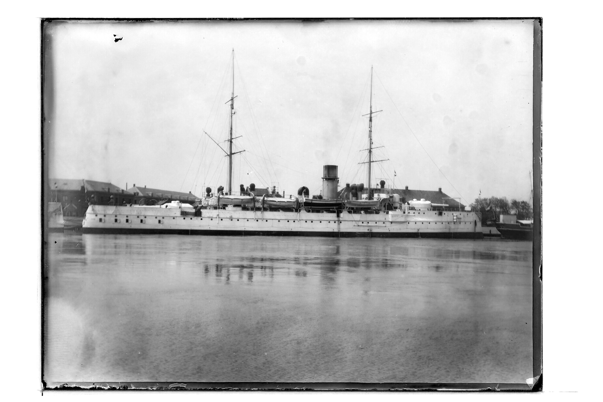 S.3319(222)a; Pantserschip Hr.Ms. 'Marten Harpertsz Tromp' aan de kade; negatief