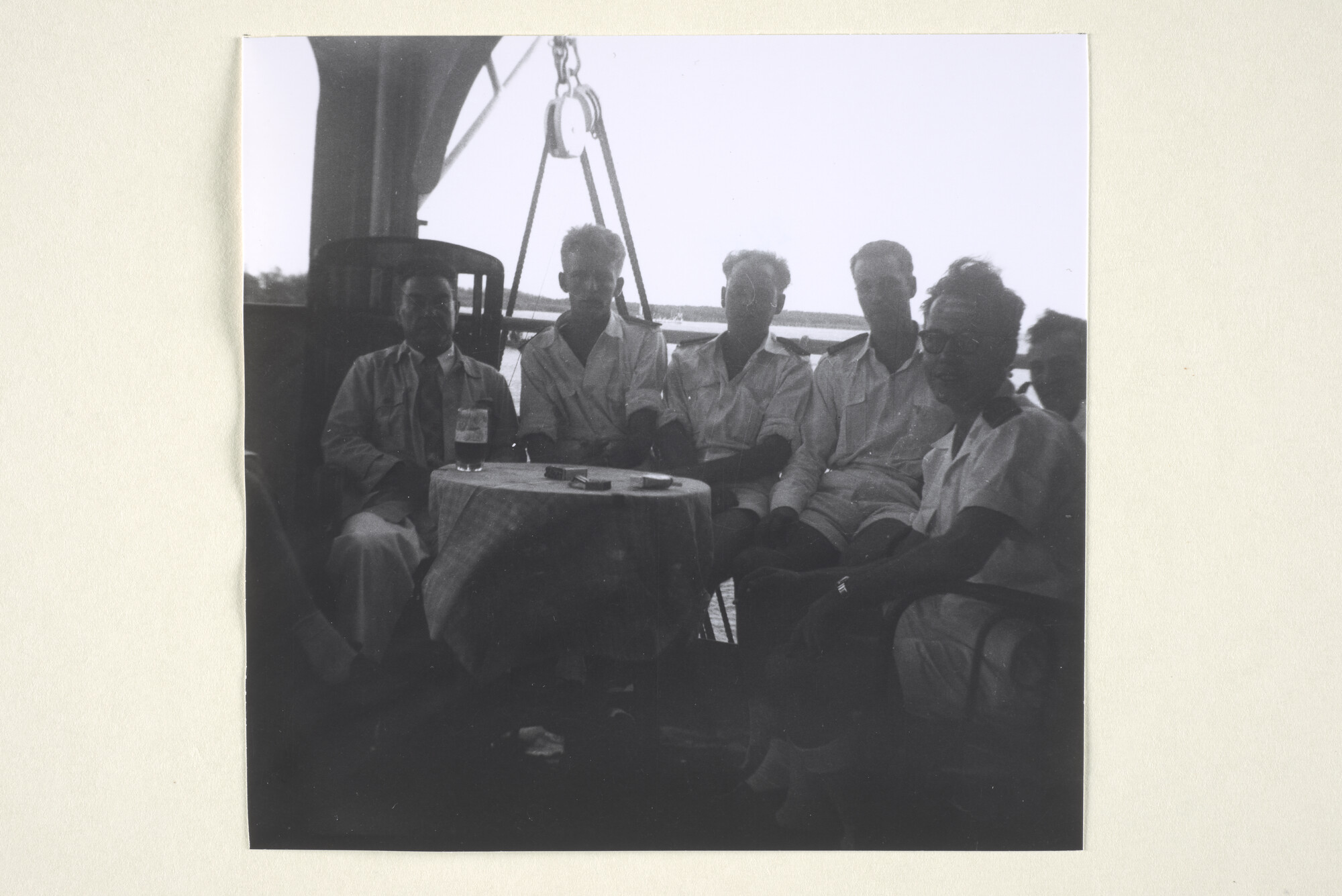 1997.1560; negatief van een aantal officieren tijdens de borrel aan boord van het; negatief