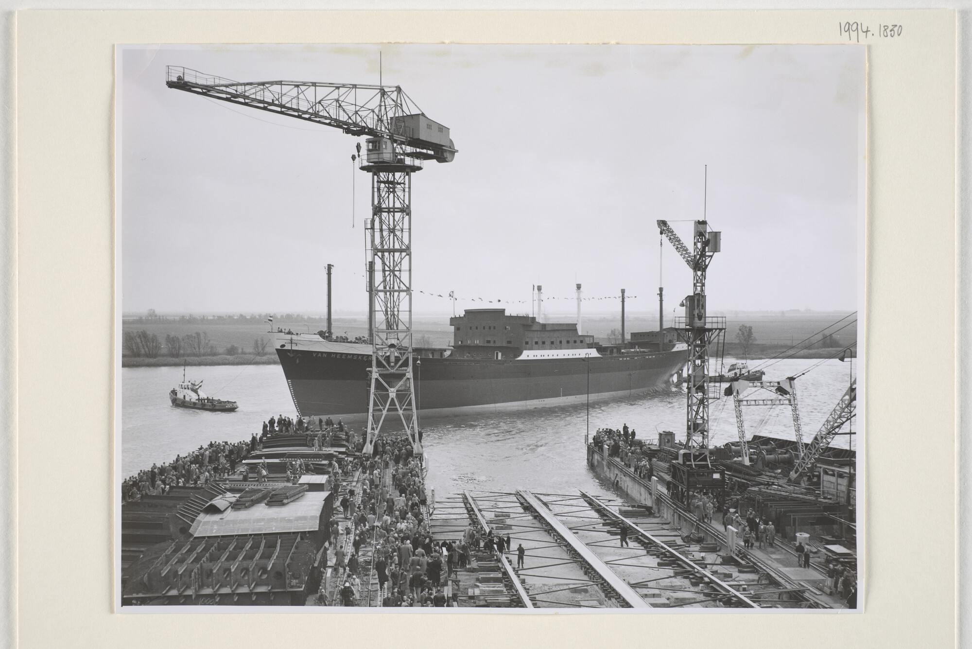 1994.1830; Foto's van de tewaterlating van ms. 'Van Heemskerck' van de KPM bij de Scheepswerf 'De Merwede' NV; fotoreportage