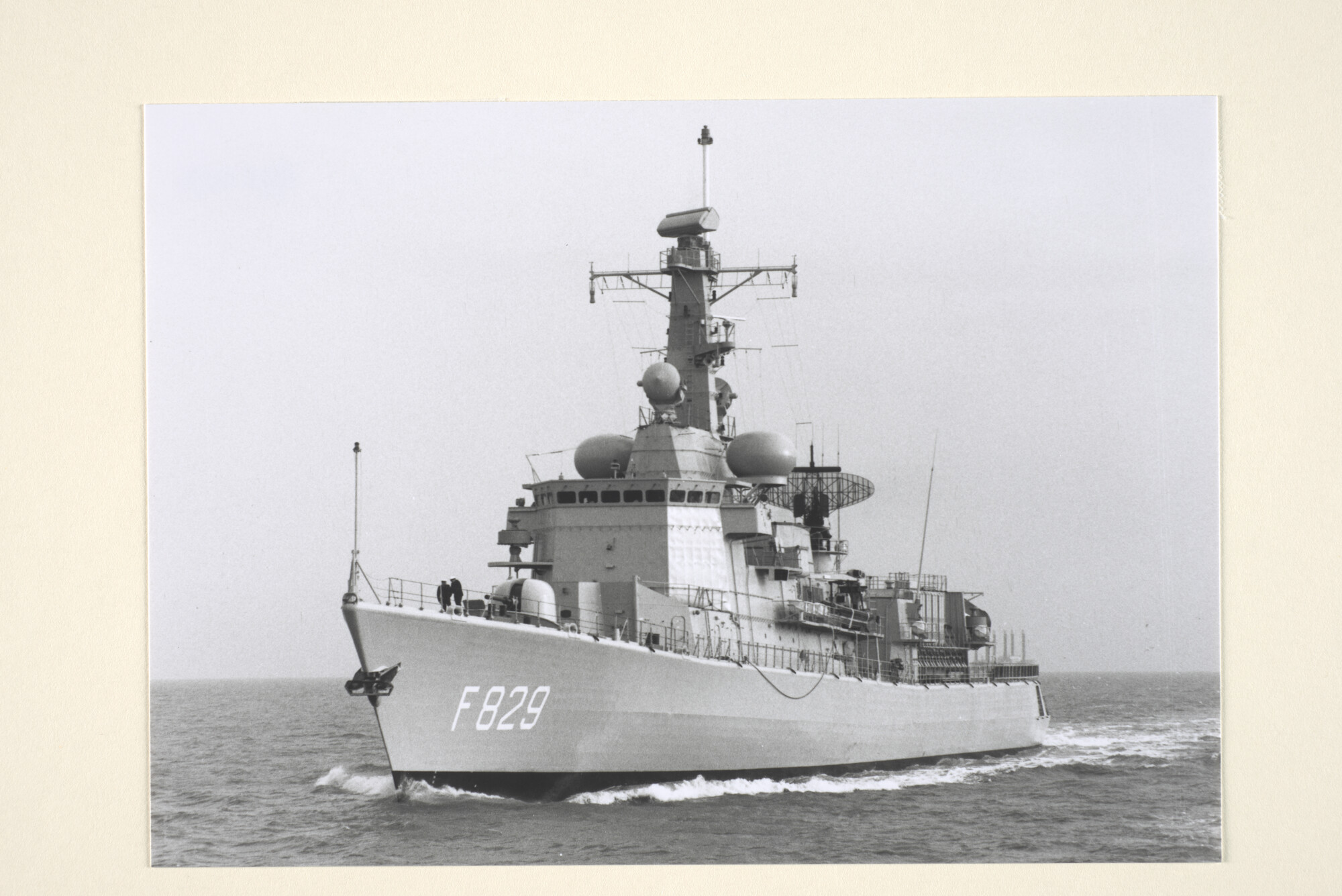 1995.1007; Het M-fregat Hr.Ms. 'Willem van der Zaan' (F 829) op zee; foto