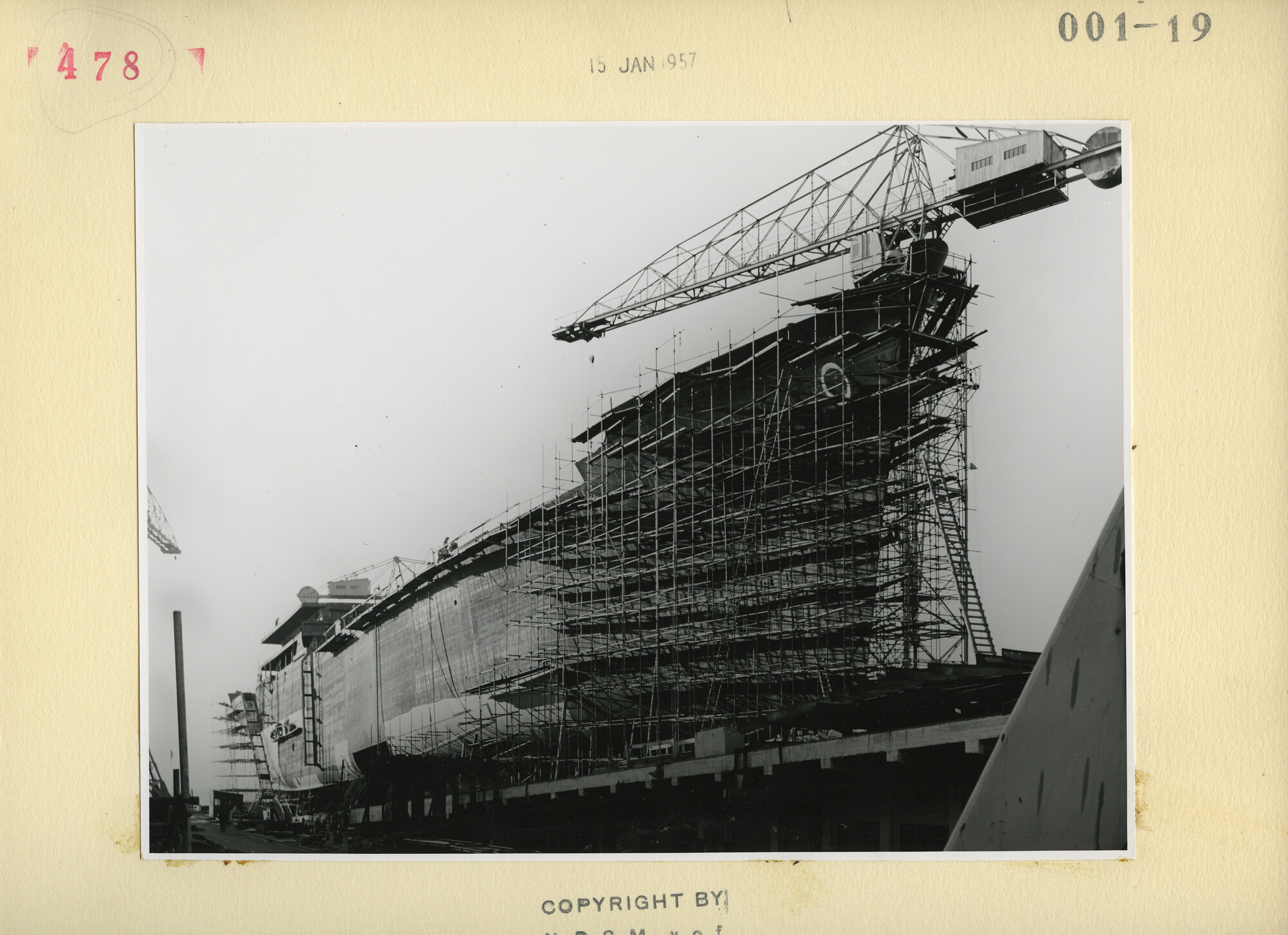 S.5444(03046)01; Foto van het vrachtschip ms. Batu in aanbouw op helling IV van de NDSM, Amsterdam [...]; foto