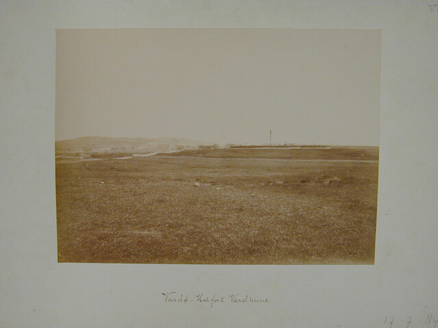 S.3986(01); Map met een verzameling losse foto's gedeeltelijk met onderschrift van de zevende Noordpoolexpeditie van de Willem Barents in 1884; fotoalbum