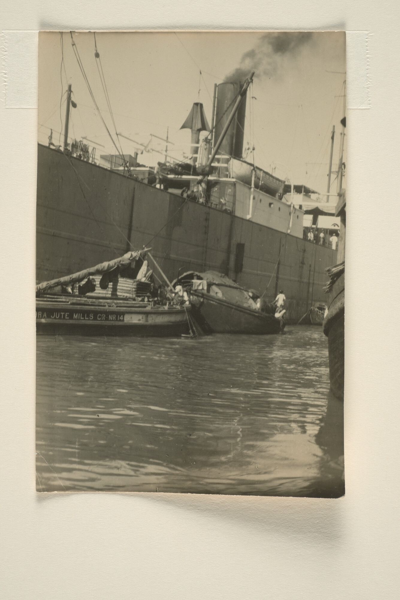 1995.5146; (Detailopname) van het vrachtschip ss. 'Bondowoso' van de Rotterdamsche Lloyd vermoedelijk op de rede van Singapore [...]; foto