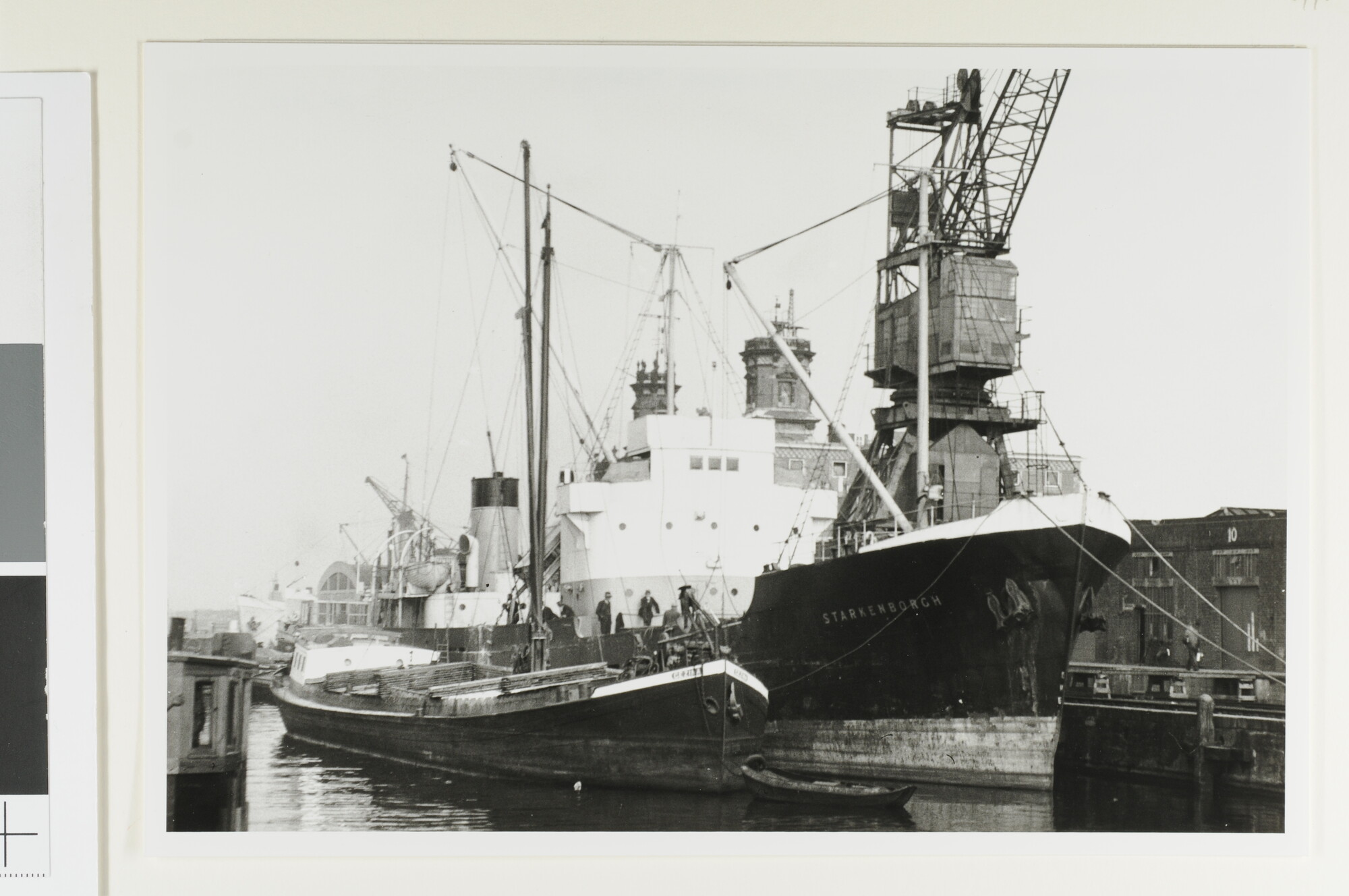 1993.0693; Het vrachtschip ms. Starkenborgh (ex- Empire Deep) van de Hollandsche [...]; foto