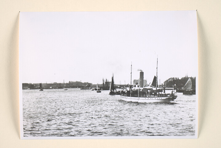 1994.7021; Het recherchevaartuig 'Brak' bestemd voor de Gouvernements Marine, varende op het IJ in Amsterdam bij het vertrek naar Nederlands-Indië; foto