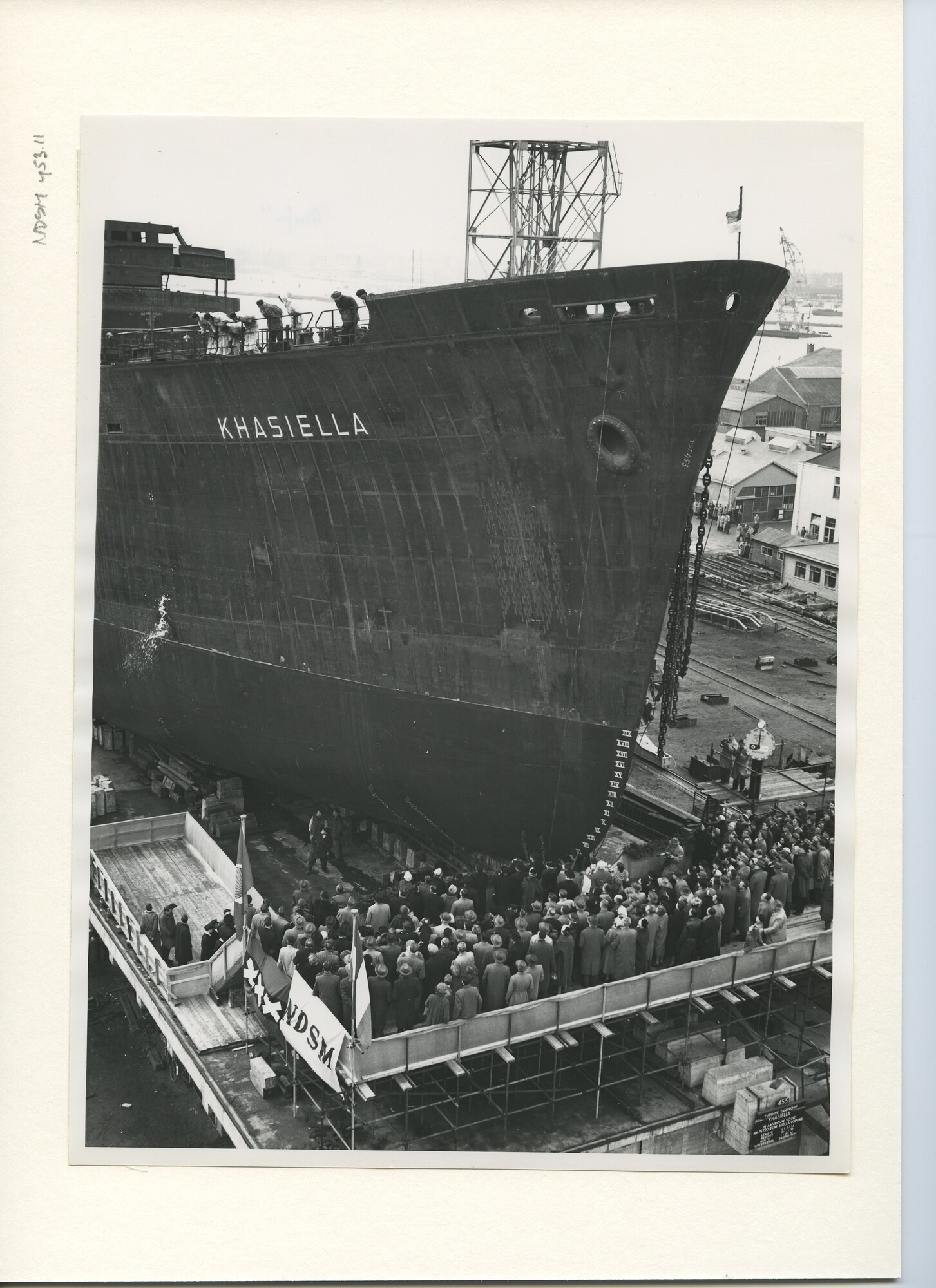 S.5444(2383)3; Foto van de tewaterlating van de tanker ss. Khasiella en de receptie; foto