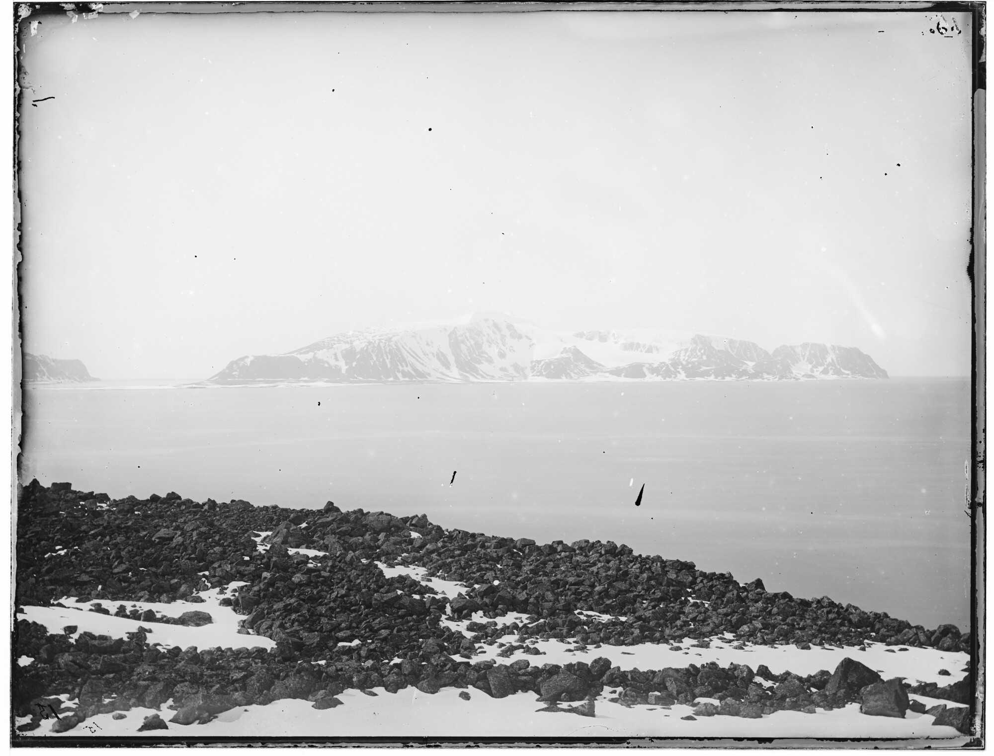 S.0101(16); Amsterdam eiland, gezien van de kust van Spitsbergen dwars over Smeerenburg; negatief